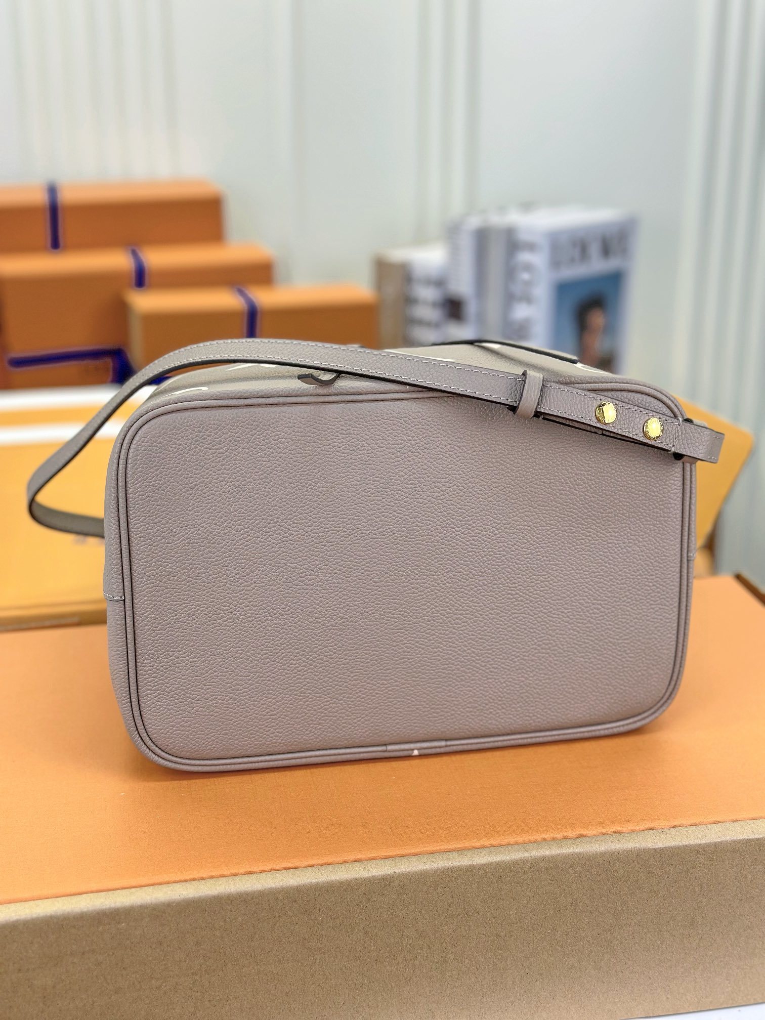 顶级原单M45497卡其丝印NéoNoé中号水桶包将LV字母和Monogram花卉先印染后压印于皮革以瞩