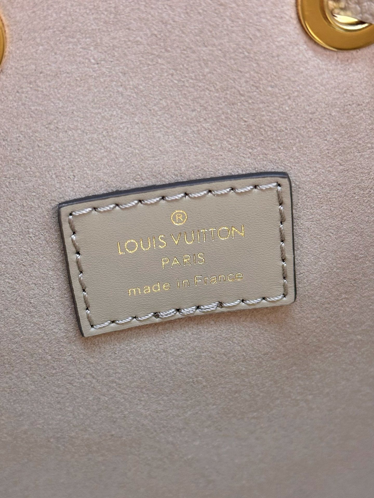 顶级原单M45497卡其丝印NéoNoé中号水桶包将LV字母和Monogram花卉先印染后压印于皮革以瞩
