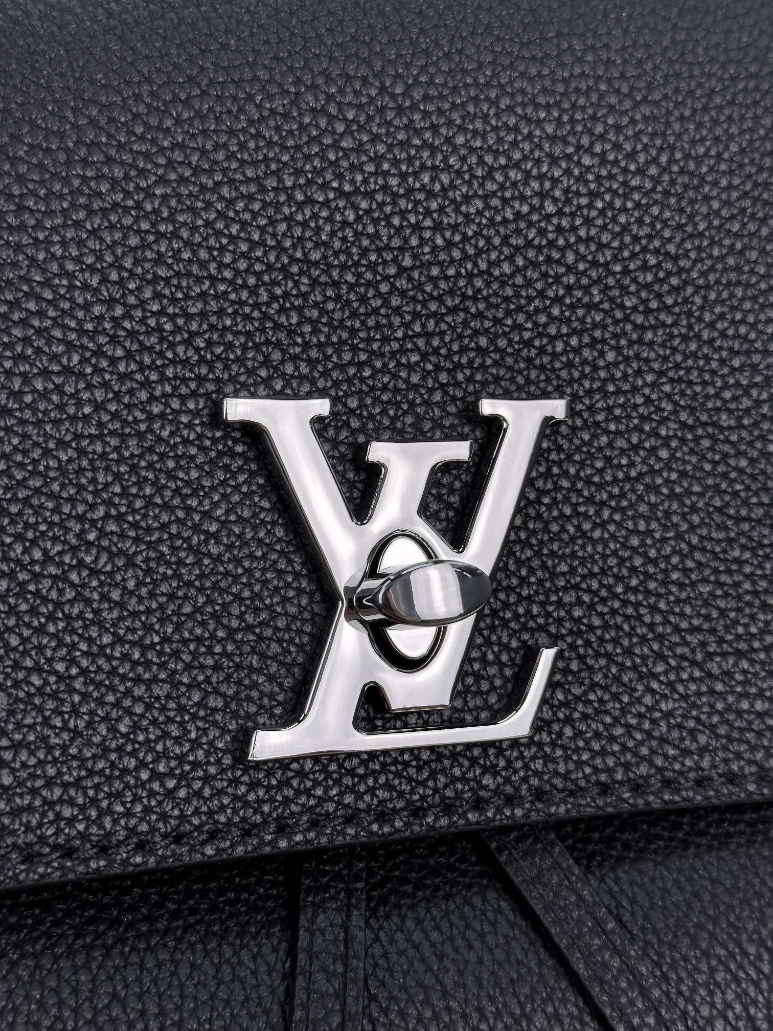 顶级原单M41815黑色LOCKME双肩包柔软的皮革材质标志性的LV扭锁设计此款Lockme背包以崭新的
