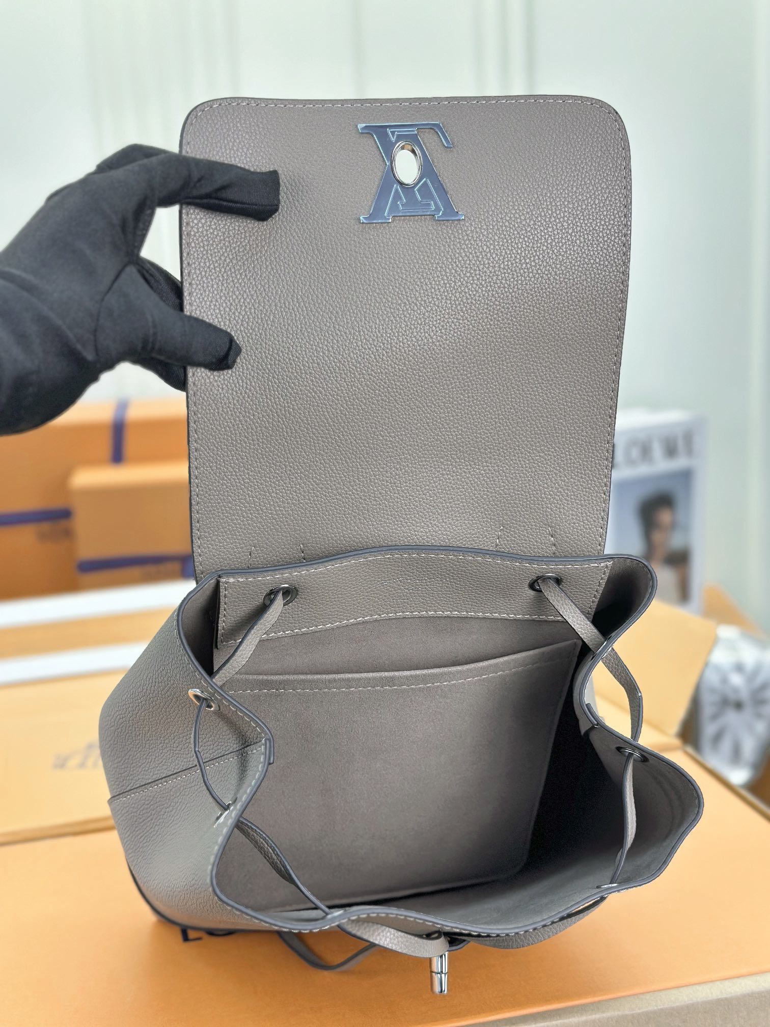 顶级原单M41815浅咖LOCKME双肩包柔软的皮革材质标志性的LV扭锁设计此款Lockme背包以崭新的