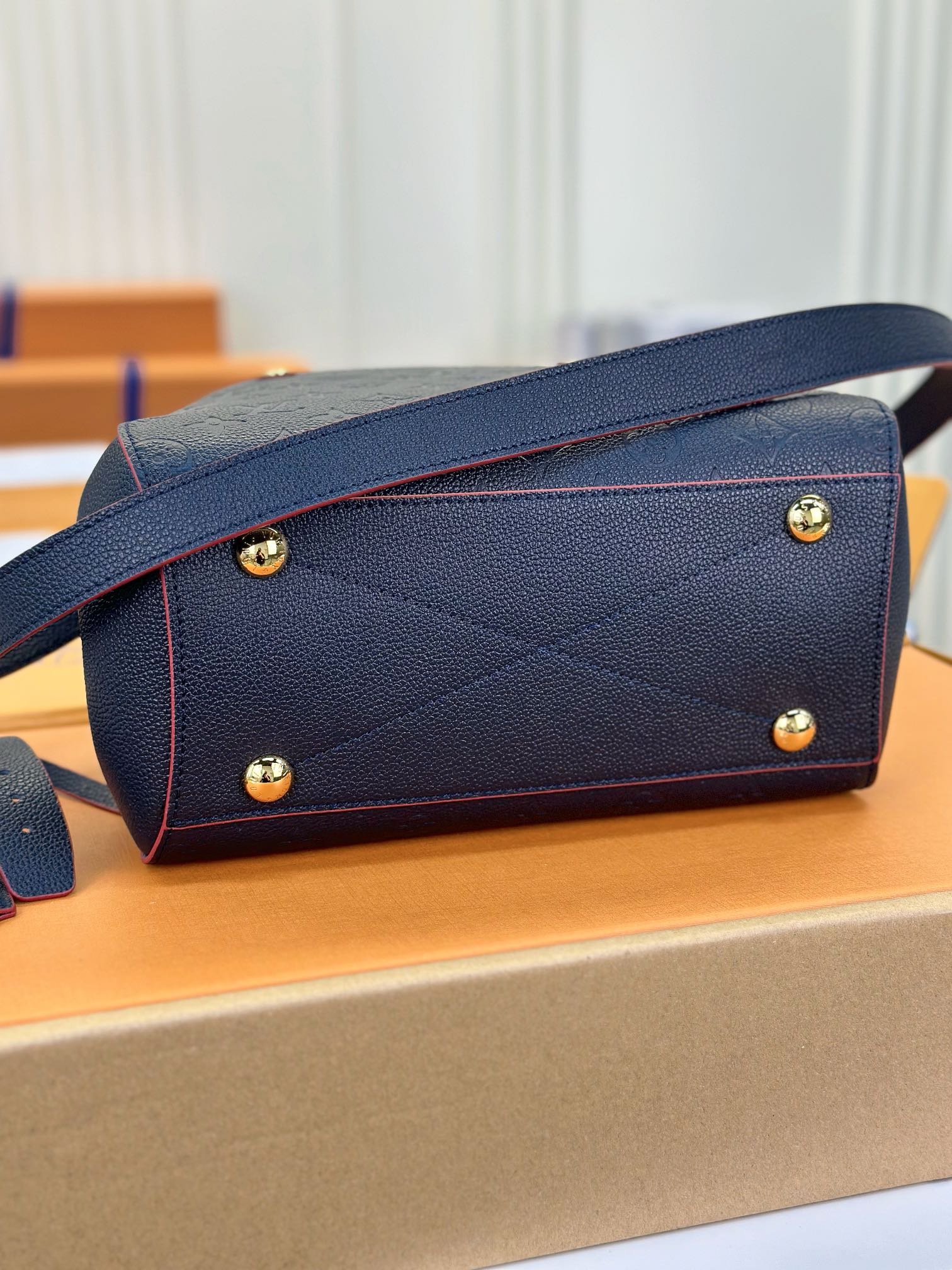 顶级原单M41053海军蓝小巧精致的迷你款Montaigne手袋拥有多种携带方式是商务女士的理想便携包款
