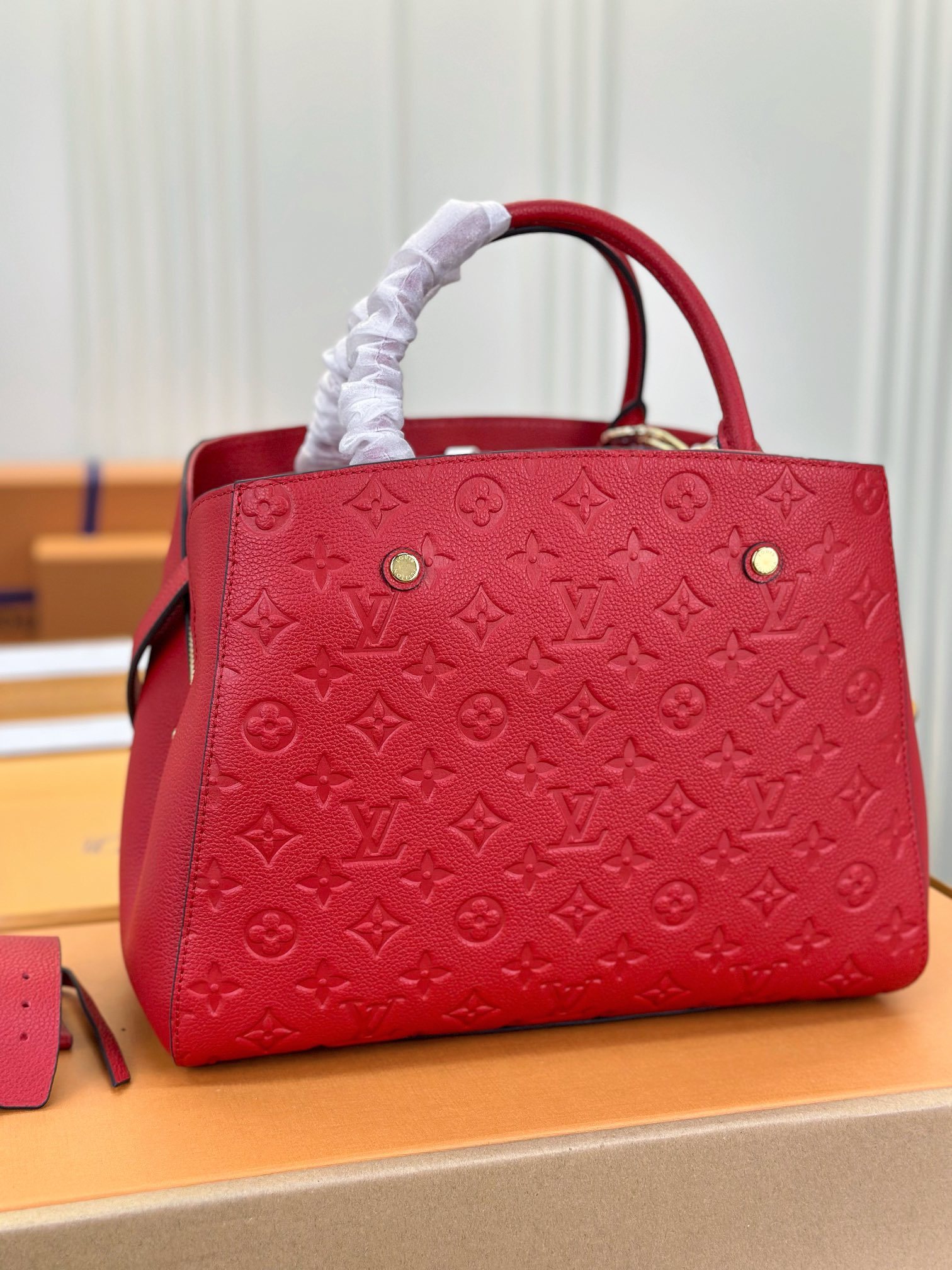 顶级原单M41048红色MONTAIGNE中号手袋是活力四射的商务女士的理想之选富有立体感的造型与精巧的