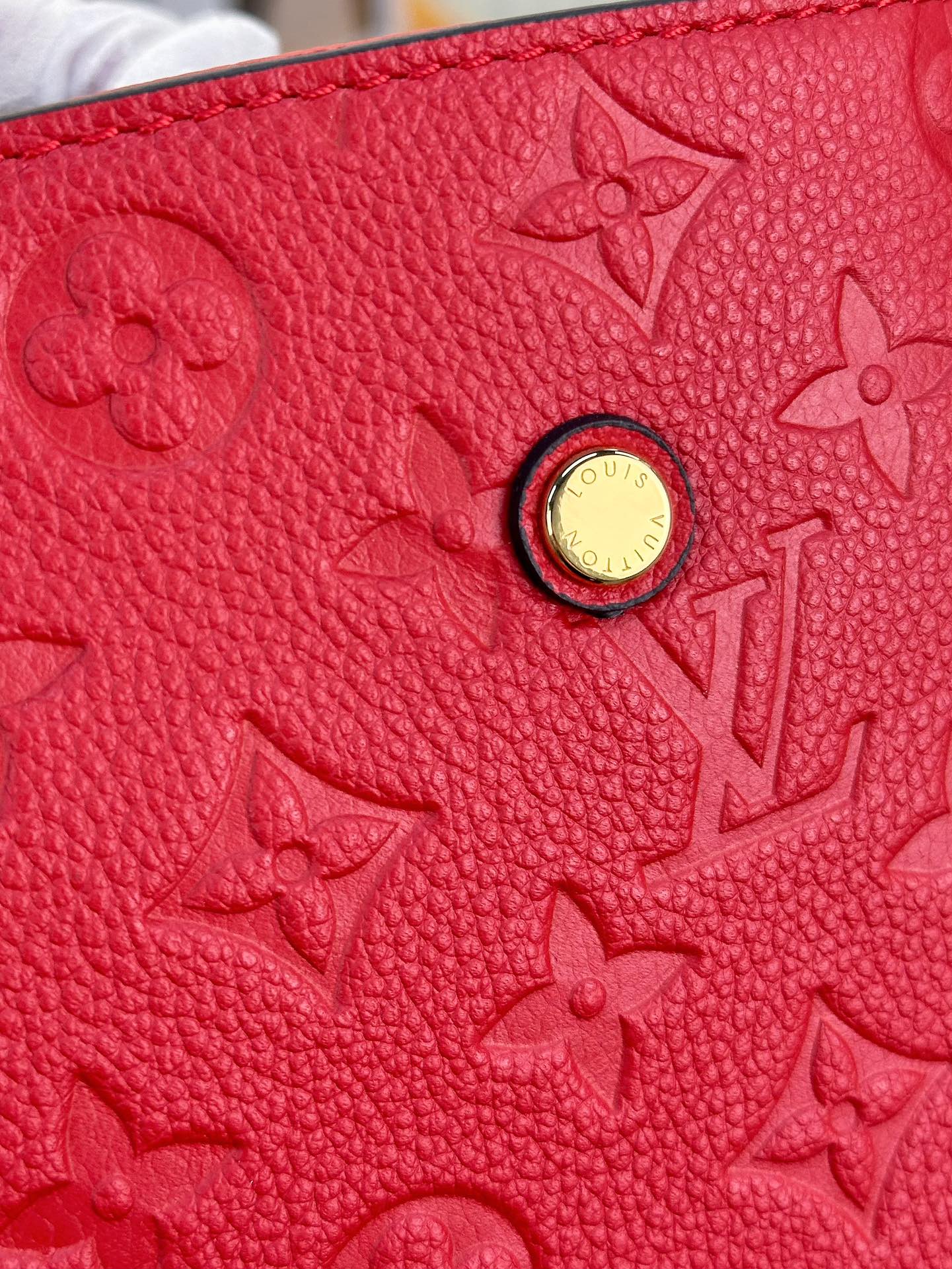 顶级原单M41048红色MONTAIGNE中号手袋是活力四射的商务女士的理想之选富有立体感的造型与精巧的