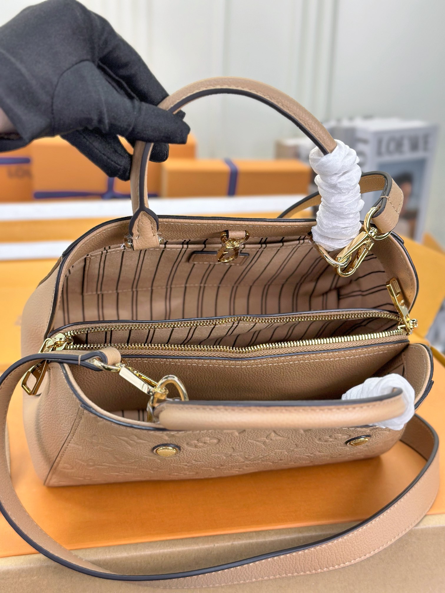 顶级原单M41053沙草白小巧精致的迷你款Montaigne手袋拥有多种携带方式是商务女士的理想便携包款