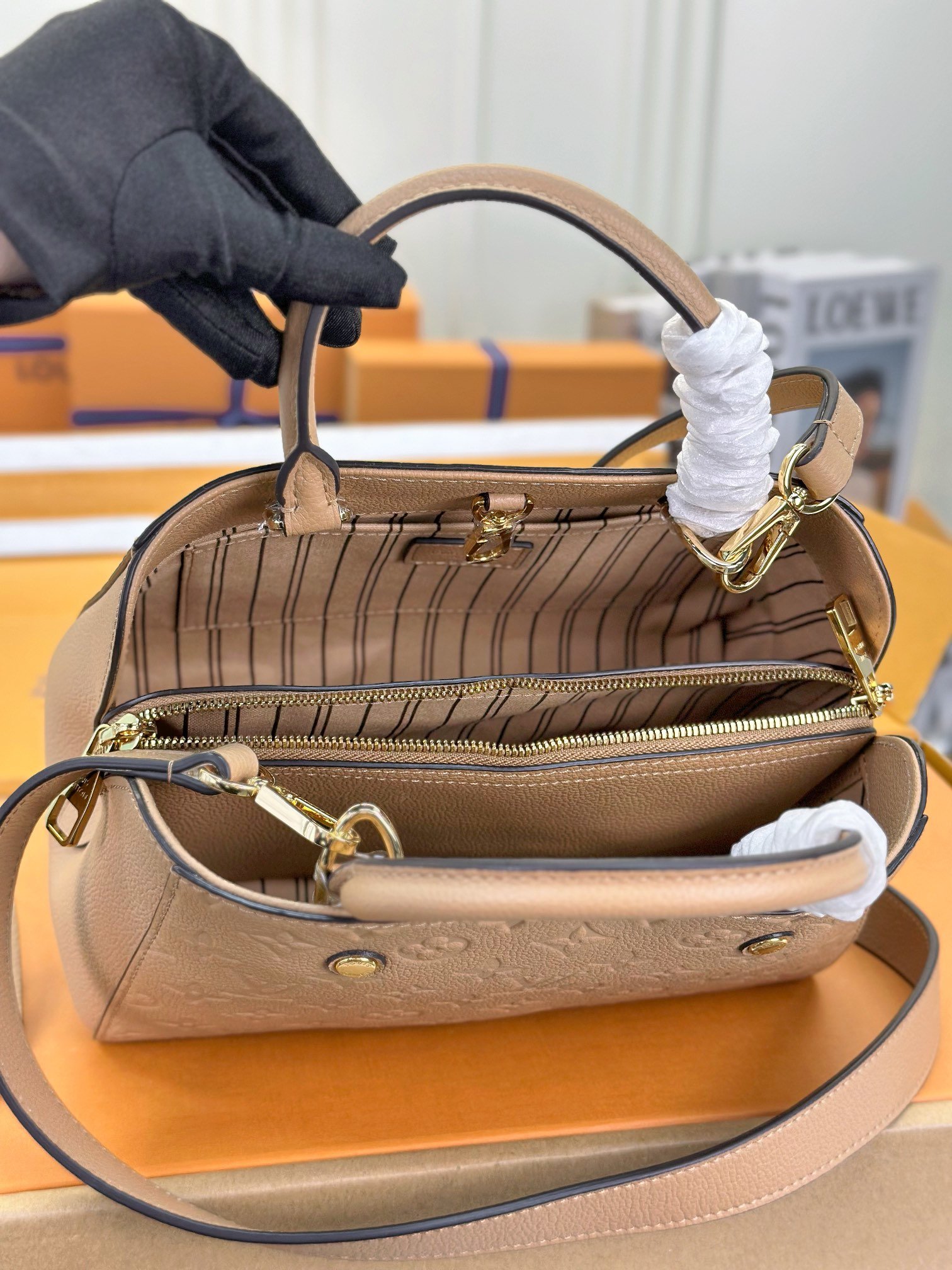 顶级原单M41053沙草白小巧精致的迷你款Montaigne手袋拥有多种携带方式是商务女士的理想便携包款