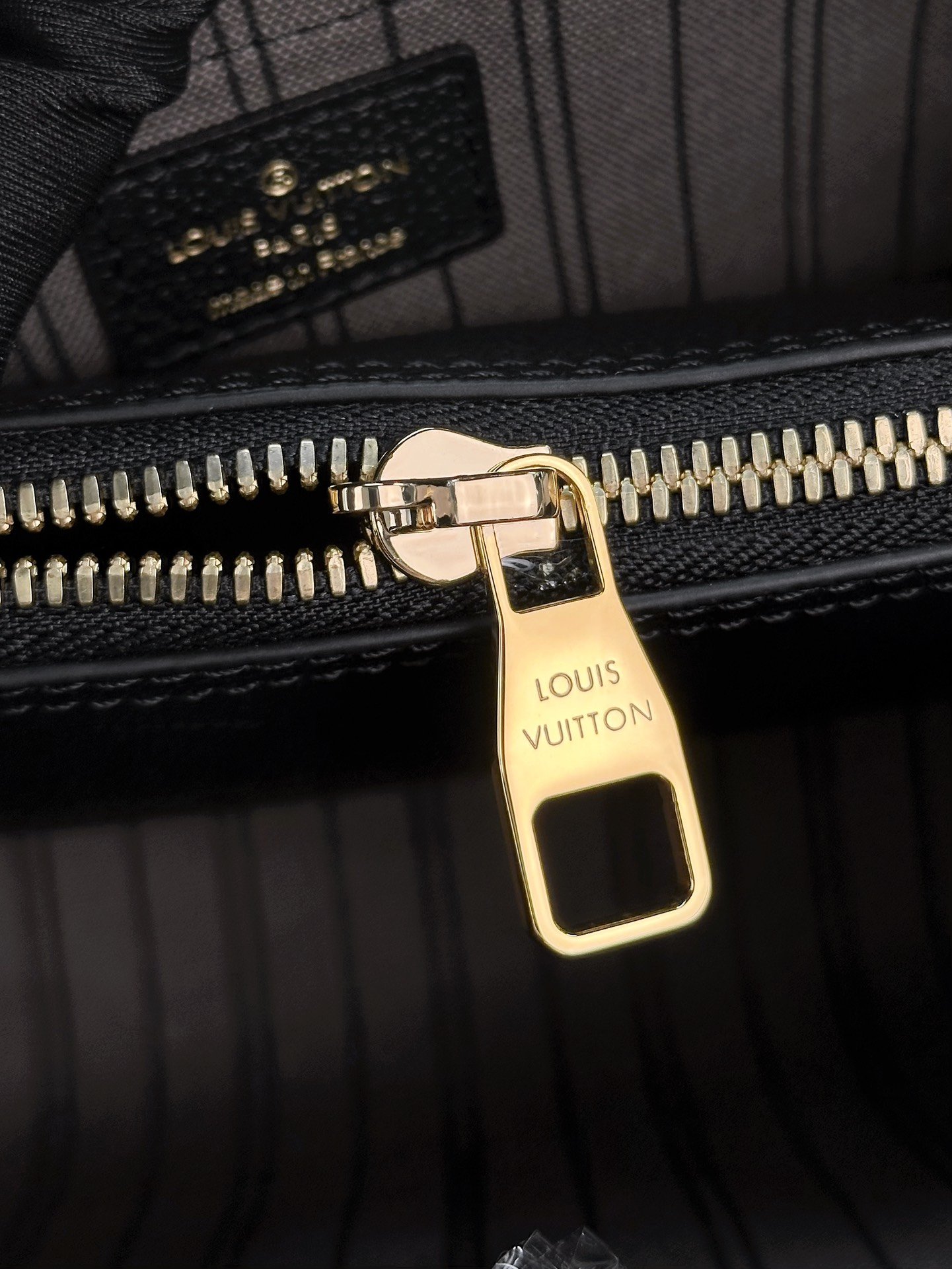 顶级原单M41053黑色小巧精致的迷你款Montaigne手袋拥有多种携带方式是商务女士的理想便携包款其