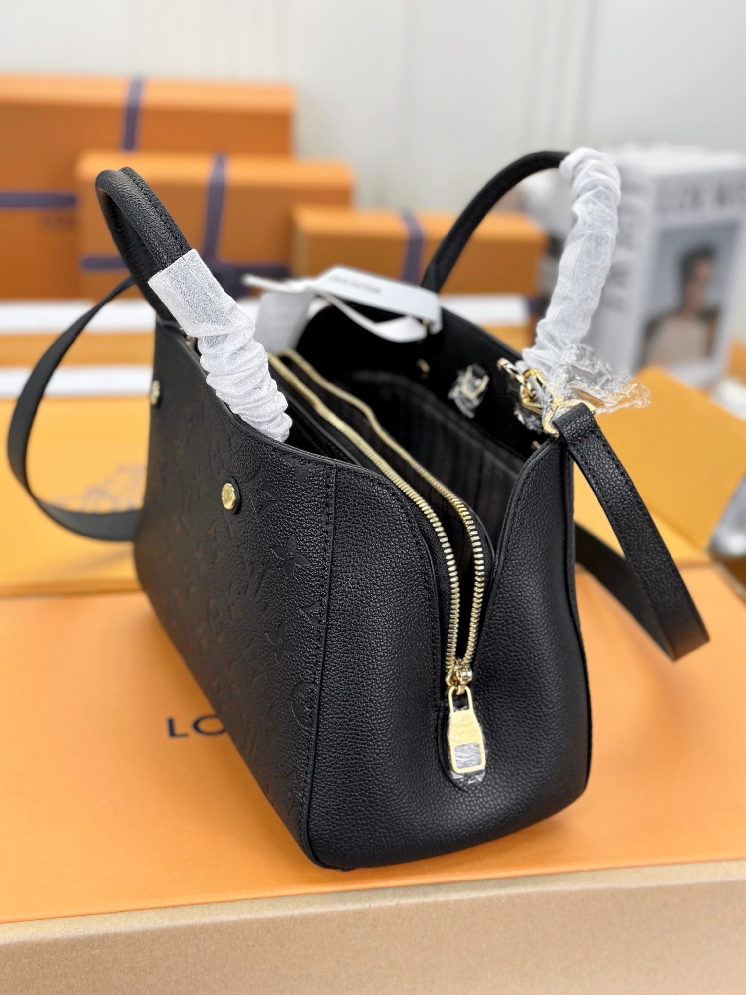 顶级原单M41053黑色小巧精致的迷你款Montaigne手袋拥有多种携带方式是商务女士的理想便携包款其