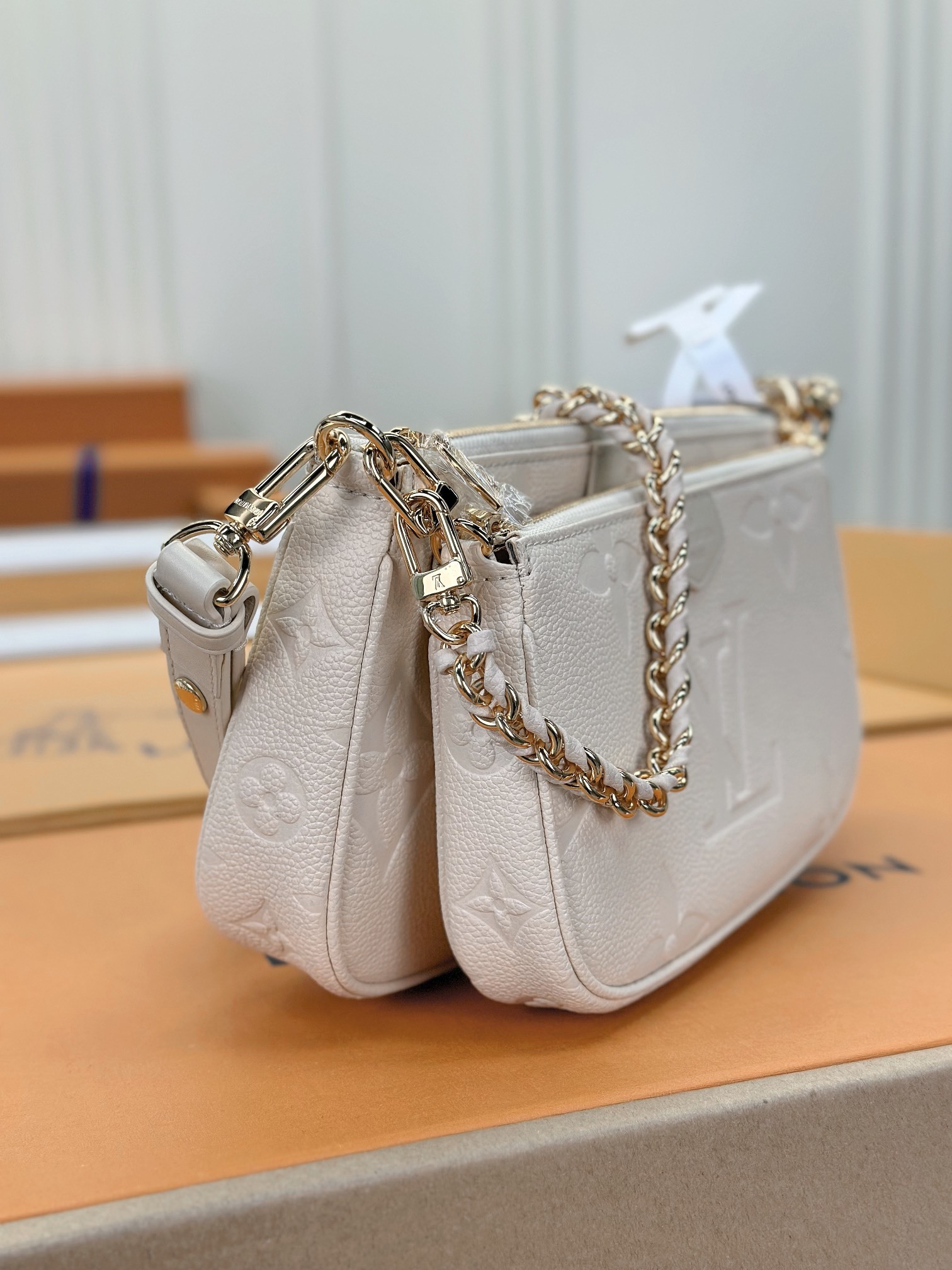 顶级原单M80399奶油白本款MultiPochetteAccessoires斜挎包采用Monogram