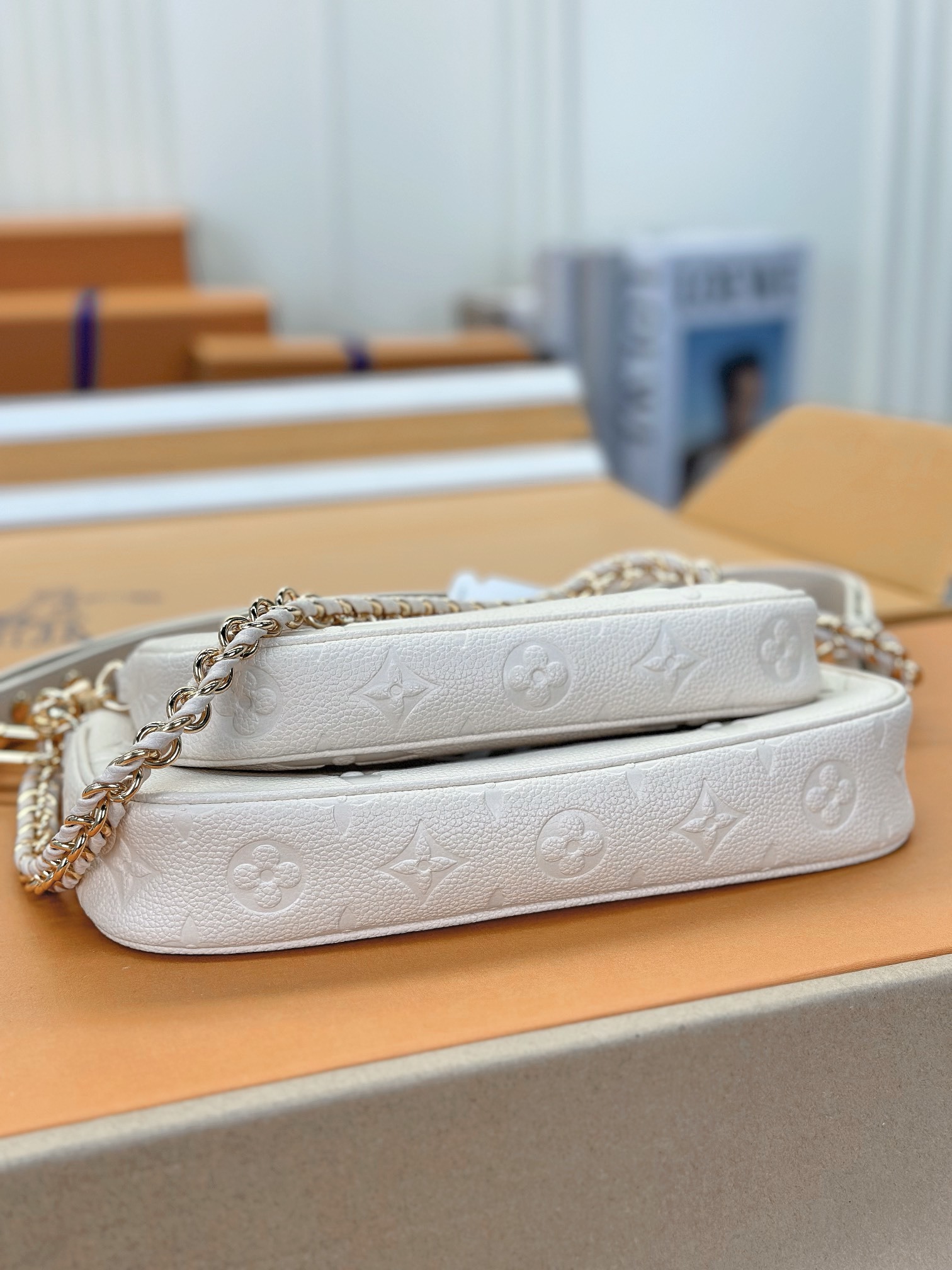 顶级原单M80399奶油白本款MultiPochetteAccessoires斜挎包采用Monogram