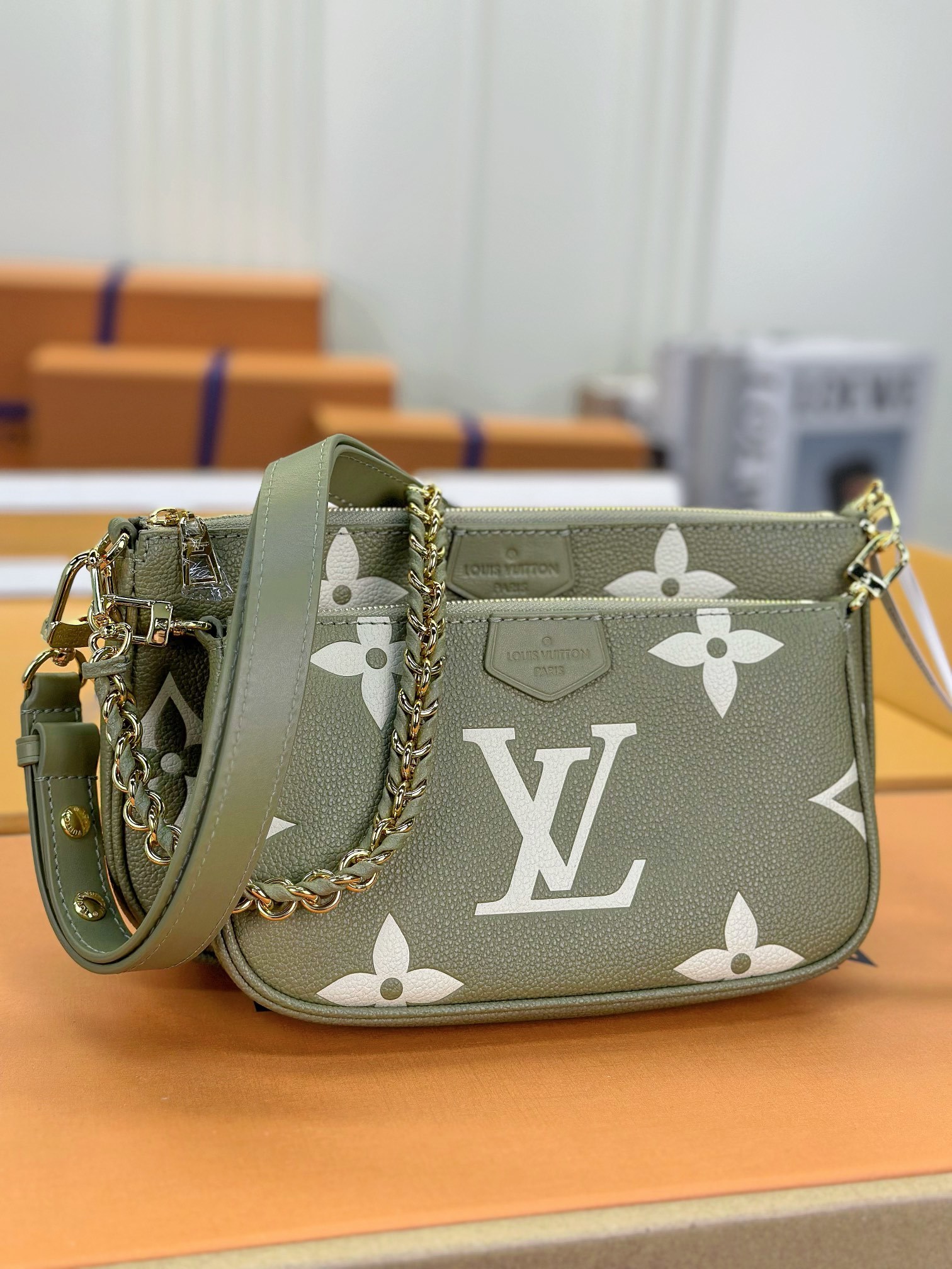 顶级原单M22670绿色本款MultiPochetteAccessoires手袋取材MonogramEm