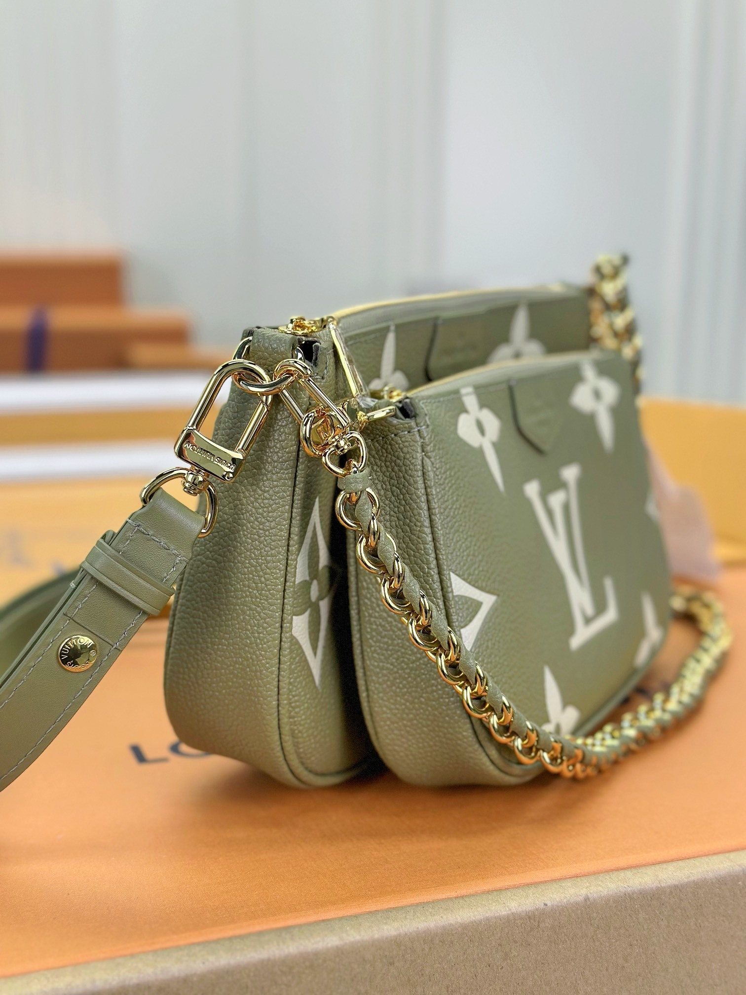 顶级原单M22670绿色本款MultiPochetteAccessoires手袋取材MonogramEm