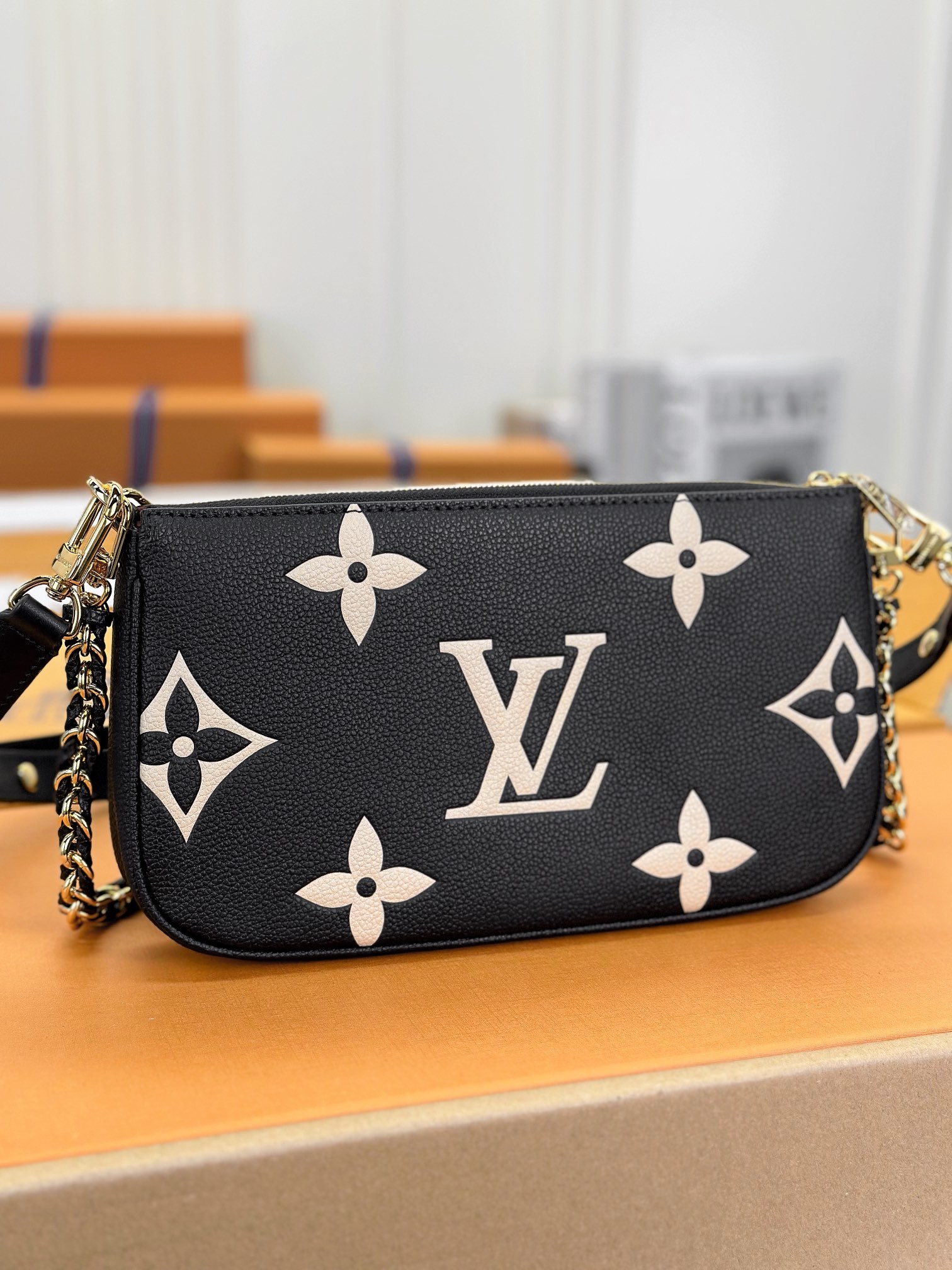 顶级原单M45777黑色本款MultiPochetteAccessoires斜挎包令Monogram图案
