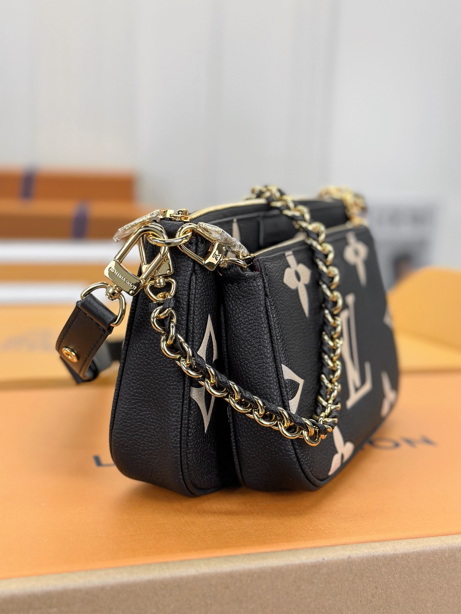 顶级原单M45777黑色本款MultiPochetteAccessoires斜挎包令Monogram图案