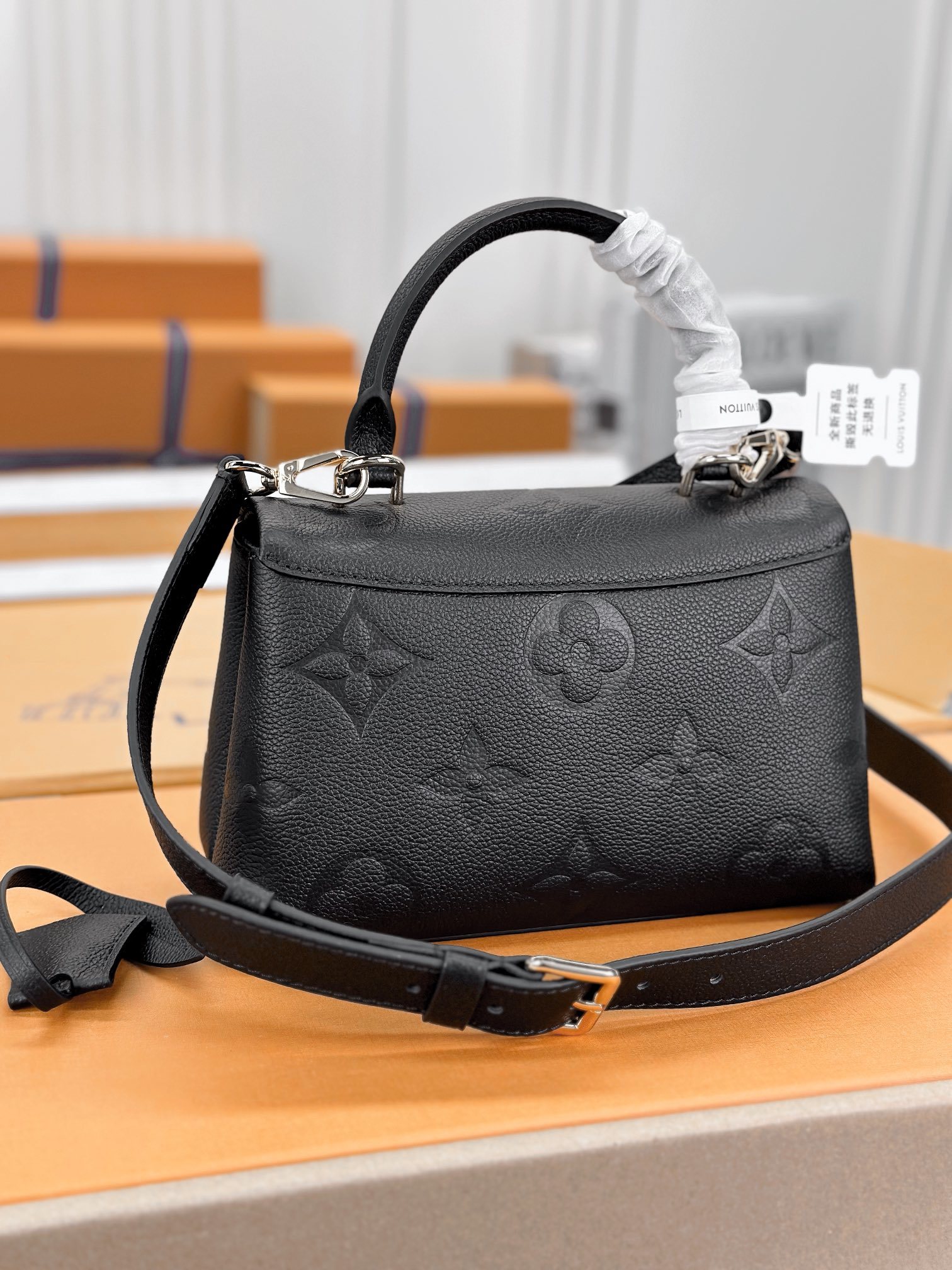 顶级原单M46008黑色小号本款MadeleineBB手袋为MonogramEmpreinte皮革铺陈大