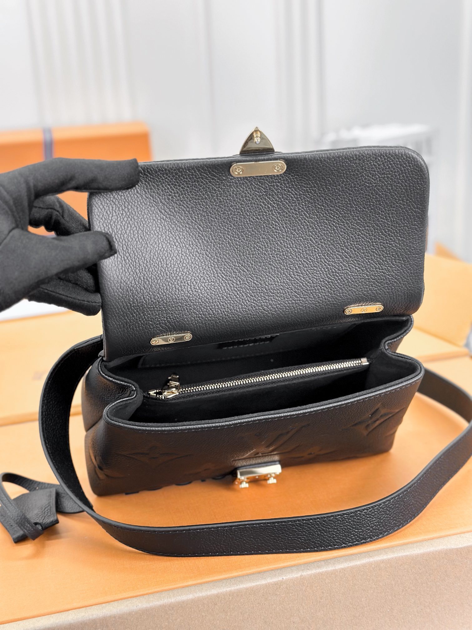 顶级原单M46008黑色小号本款MadeleineBB手袋为MonogramEmpreinte皮革铺陈大