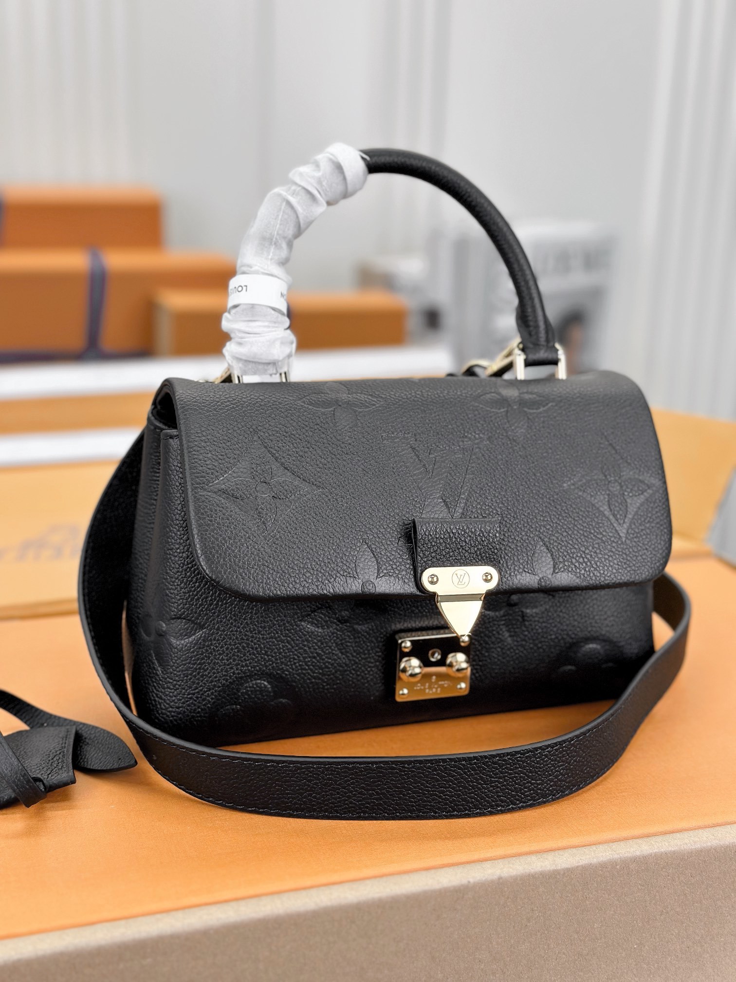 顶级原单M46008黑色小号本款MadeleineBB手袋为MonogramEmpreinte皮革铺陈大