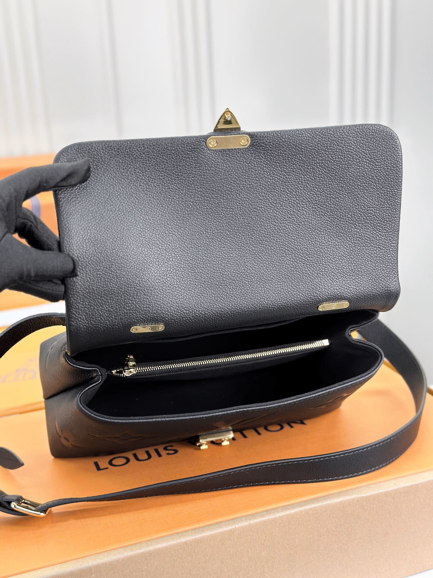 顶级原单M45976黑色大号Madeleine中号手袋取材MonogramEmpreinte压纹皮革搭配