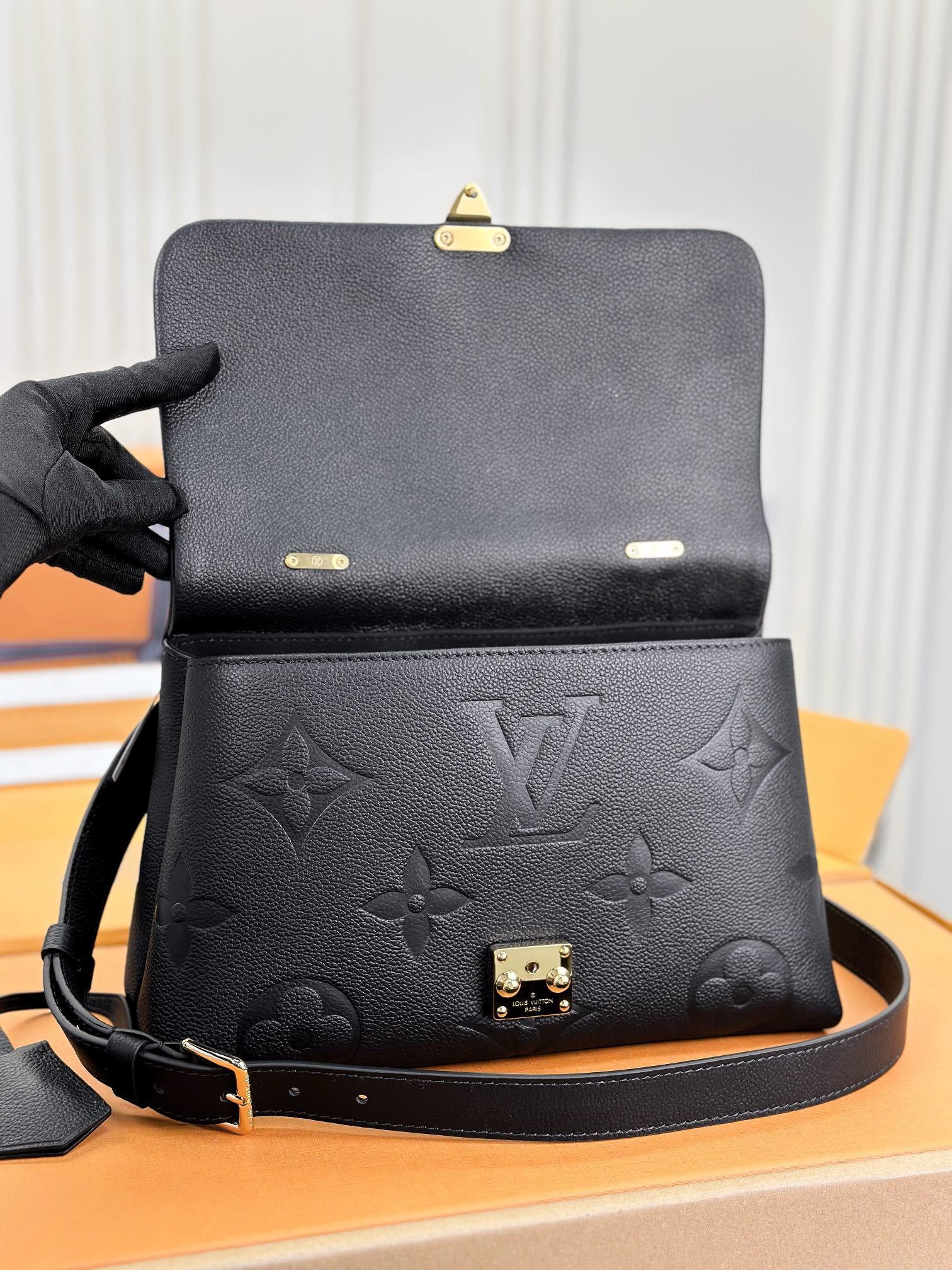 顶级原单M45976黑色大号Madeleine中号手袋取材MonogramEmpreinte压纹皮革搭配