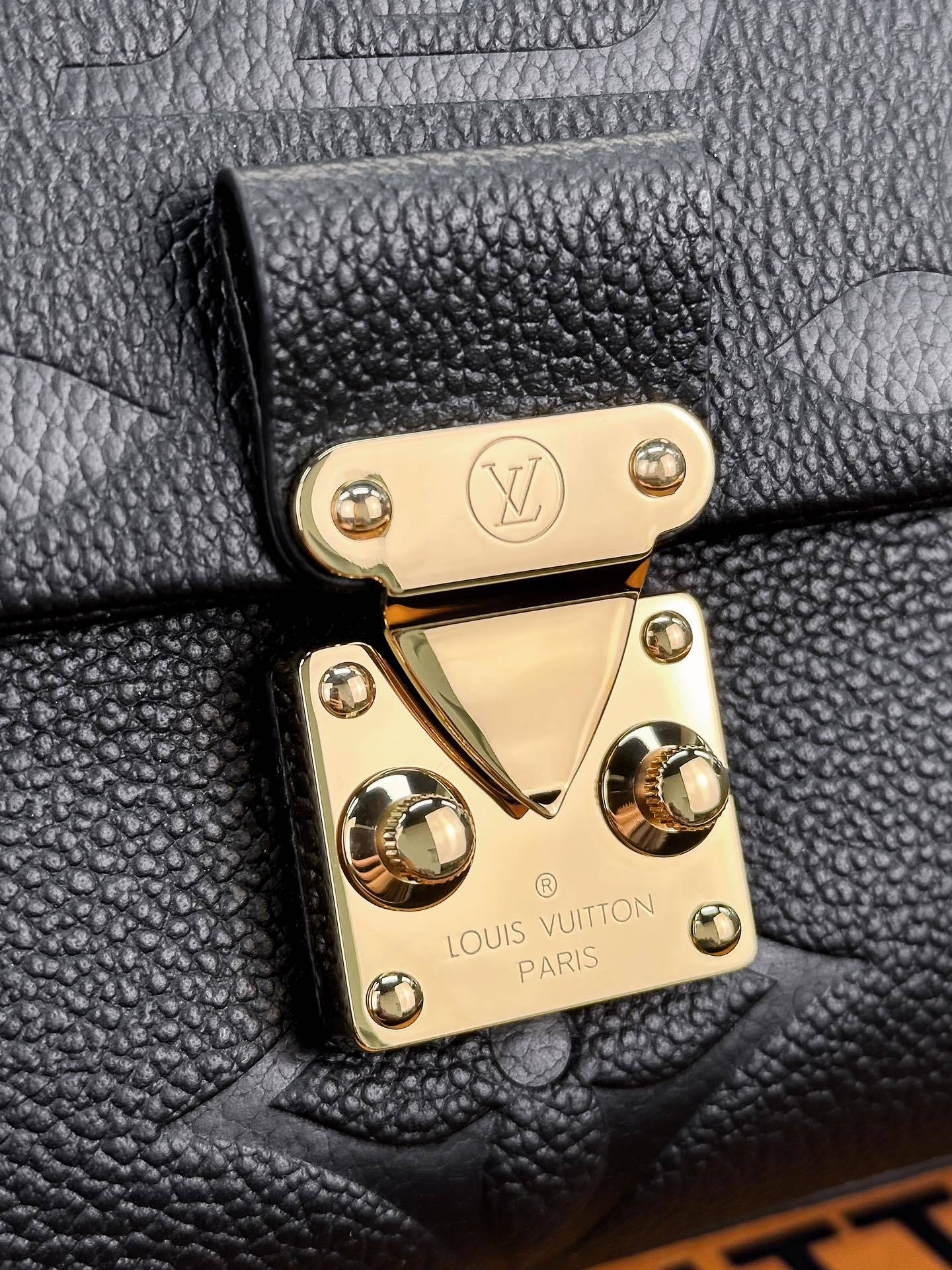 顶级原单M45976黑色大号Madeleine中号手袋取材MonogramEmpreinte压纹皮革搭配