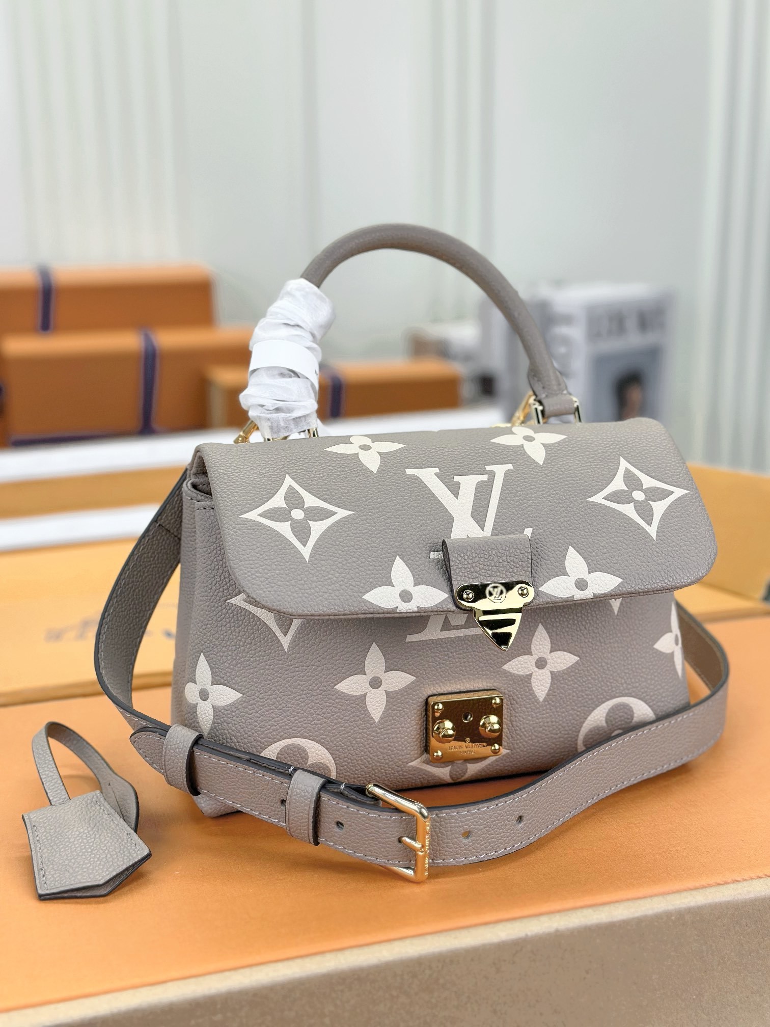 顶级原单M46008杏色丝印小号本款MadeleineBB手袋为MonogramEmpreinte皮革铺