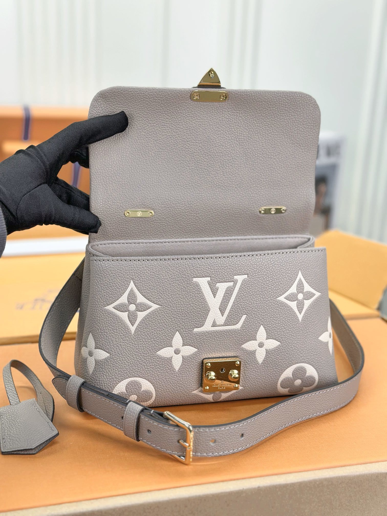 顶级原单M46008杏色丝印小号本款MadeleineBB手袋为MonogramEmpreinte皮革铺