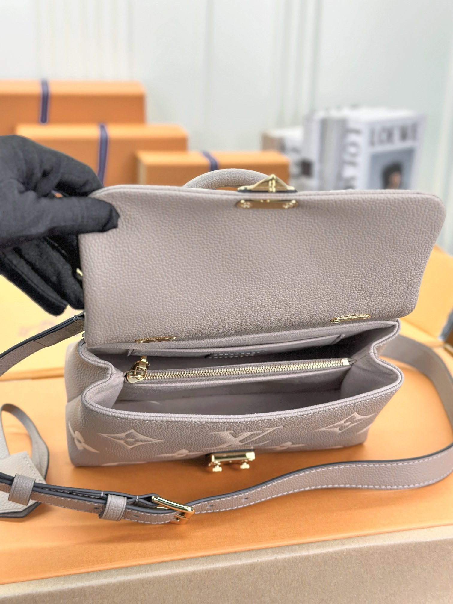 顶级原单M46008杏色丝印小号本款MadeleineBB手袋为MonogramEmpreinte皮革铺
