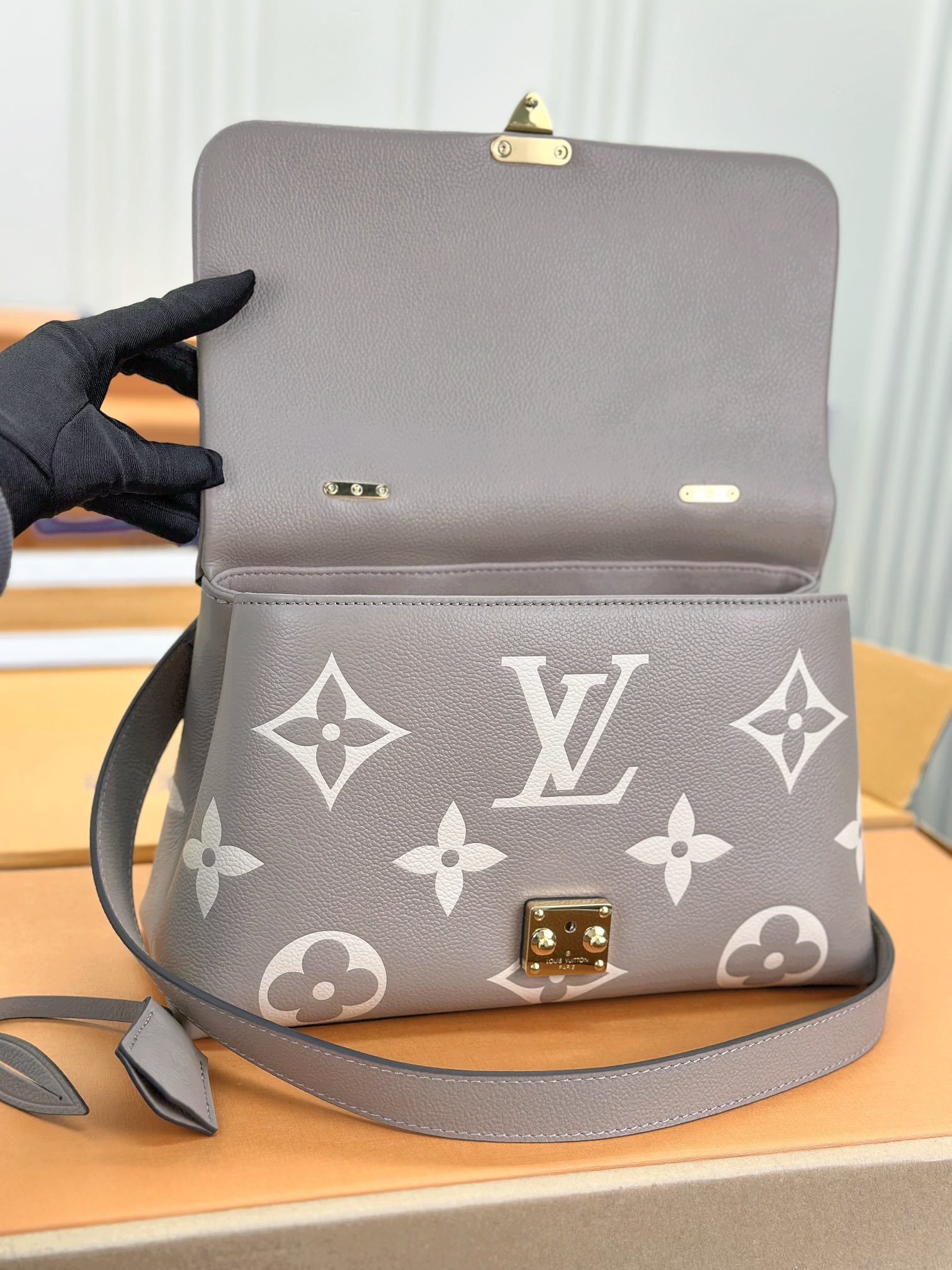 顶级原单M45976杏色丝印大号Madeleine中号手袋取材MonogramEmpreinte压纹皮革