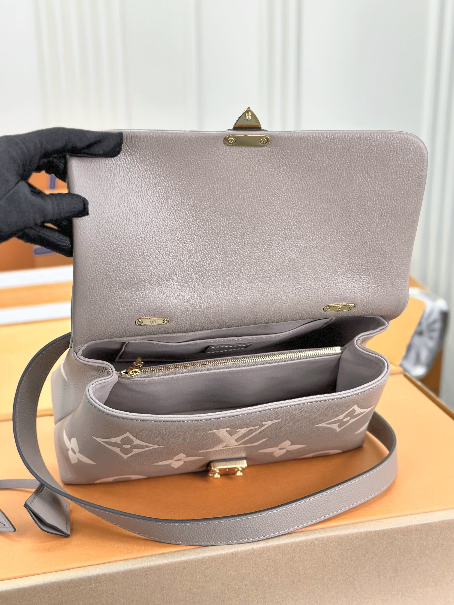 顶级原单M45976杏色丝印大号Madeleine中号手袋取材MonogramEmpreinte压纹皮革