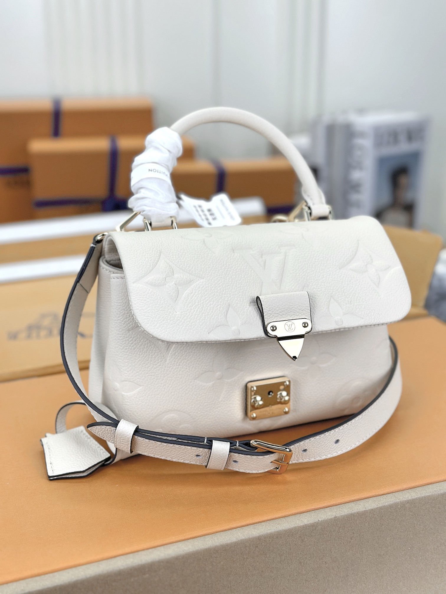 顶级原单M46008米白小号本款MadeleineBB手袋为MonogramEmpreinte皮革铺陈大