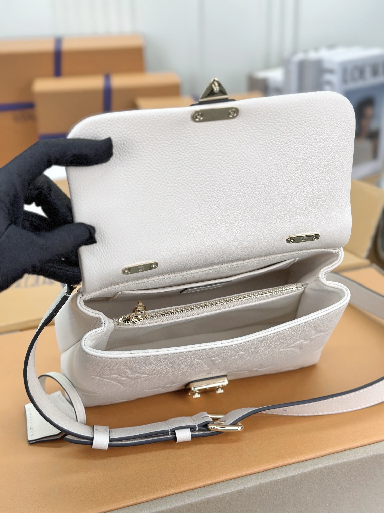 顶级原单M46008米白小号本款MadeleineBB手袋为MonogramEmpreinte皮革铺陈大