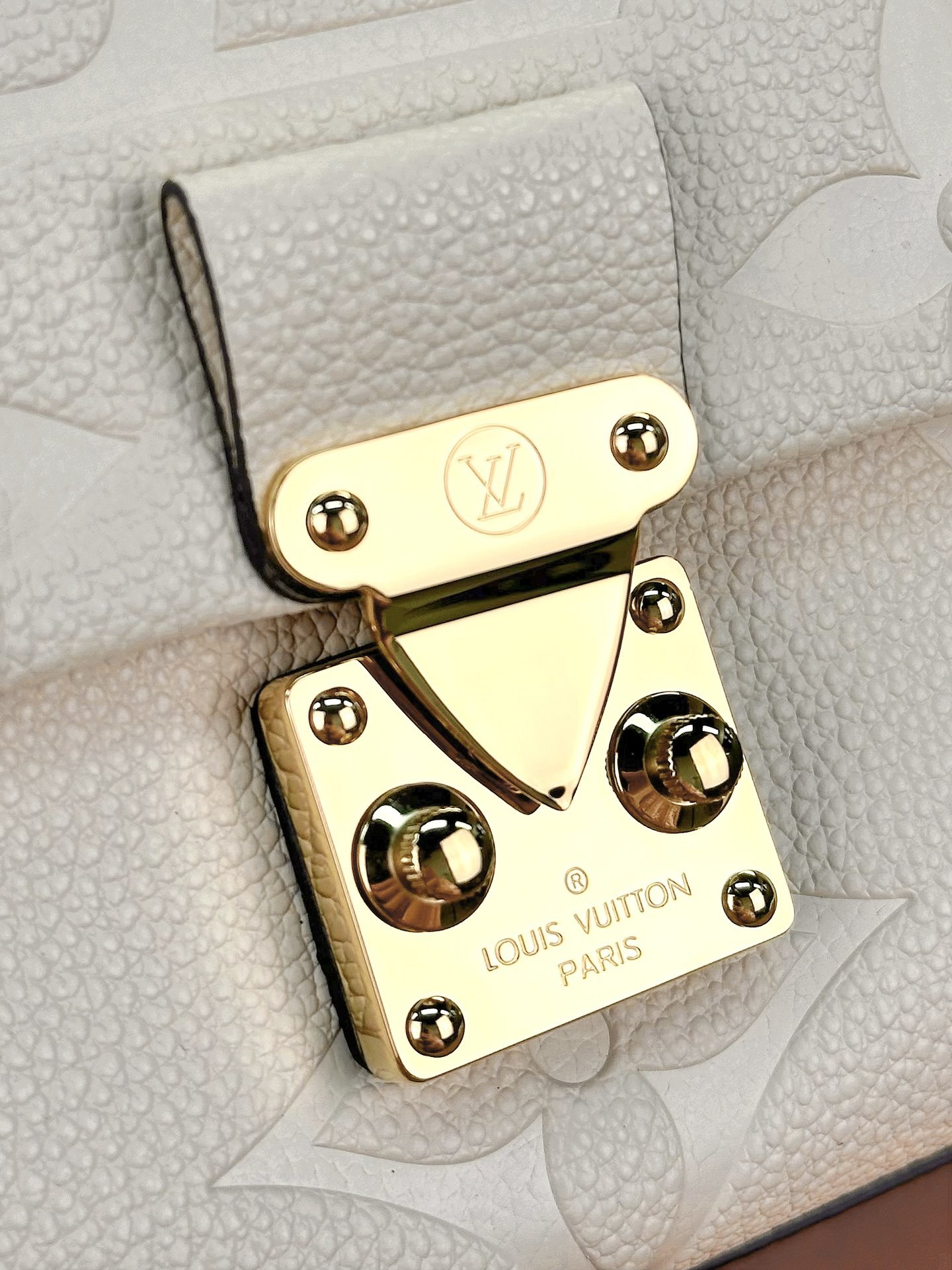 顶级原单M45976米白大号Madeleine中号手袋取材MonogramEmpreinte压纹皮革搭配