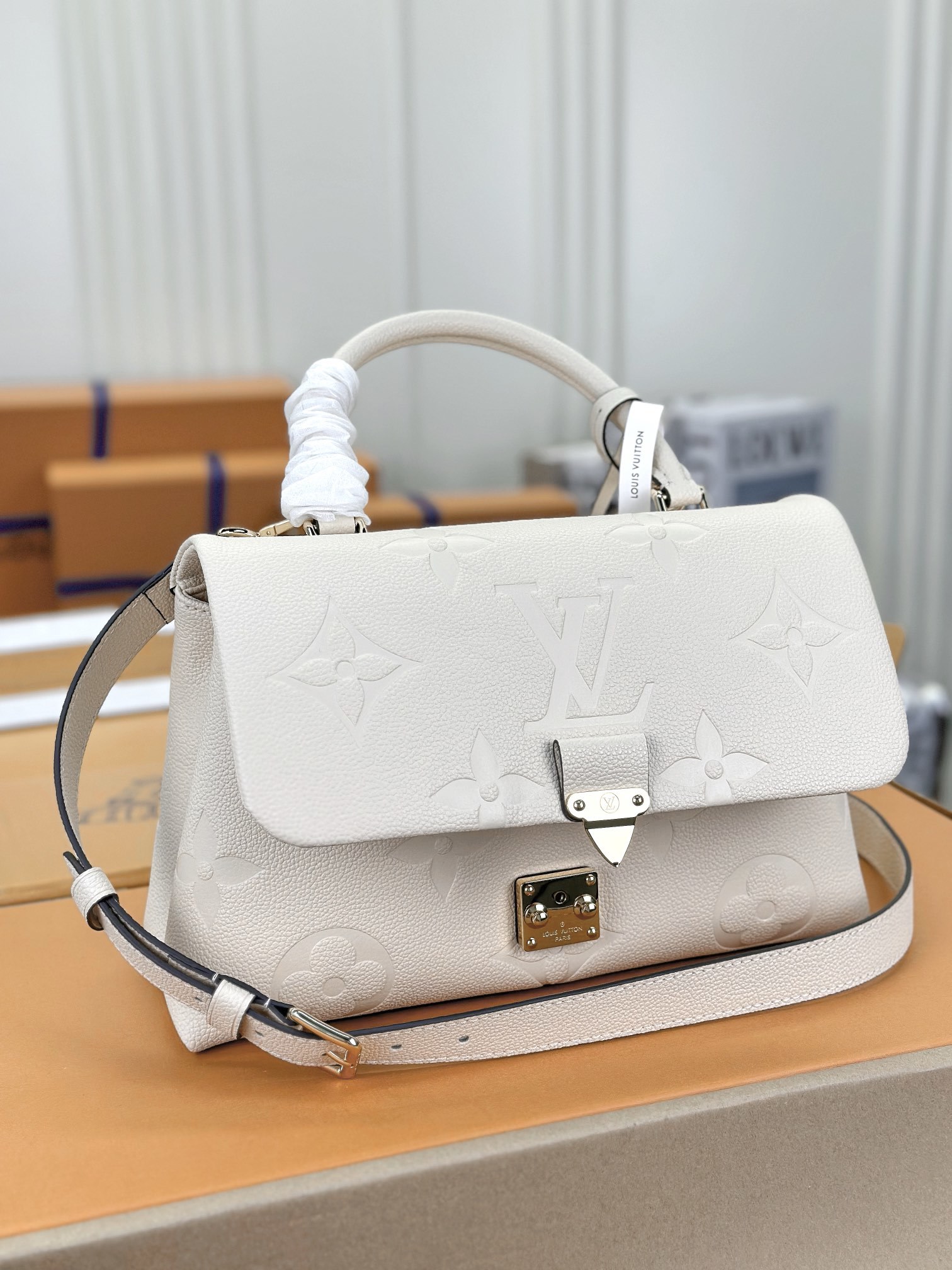 顶级原单M45976米白大号Madeleine中号手袋取材MonogramEmpreinte压纹皮革搭配
