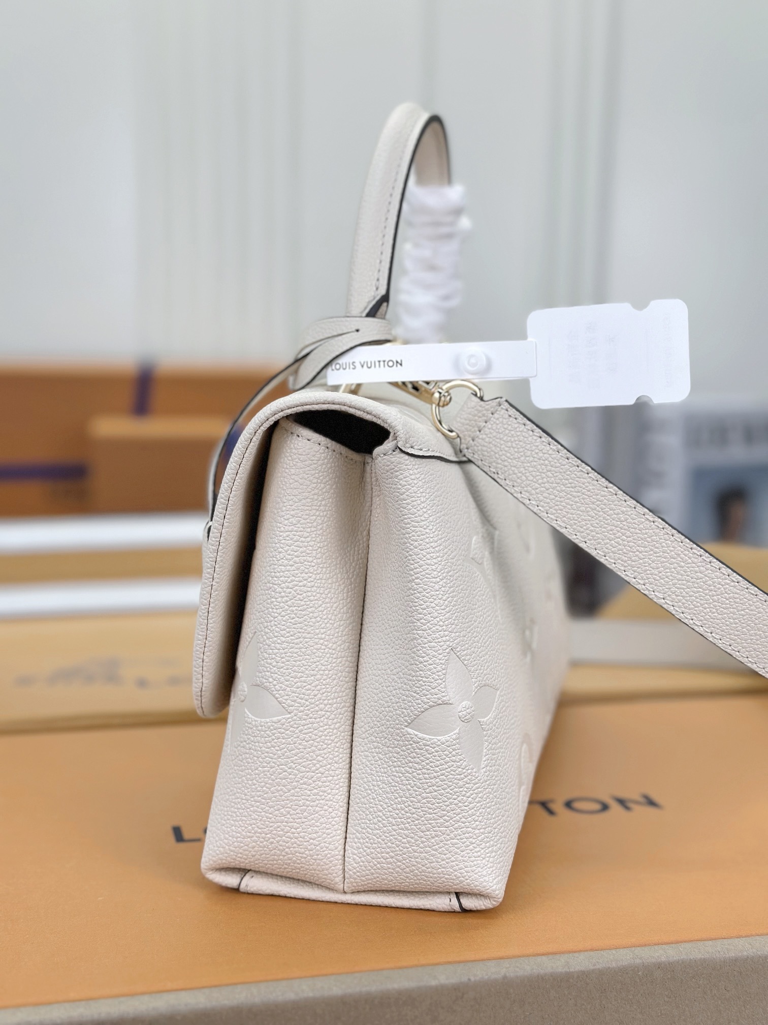 顶级原单M45976米白大号Madeleine中号手袋取材MonogramEmpreinte压纹皮革搭配