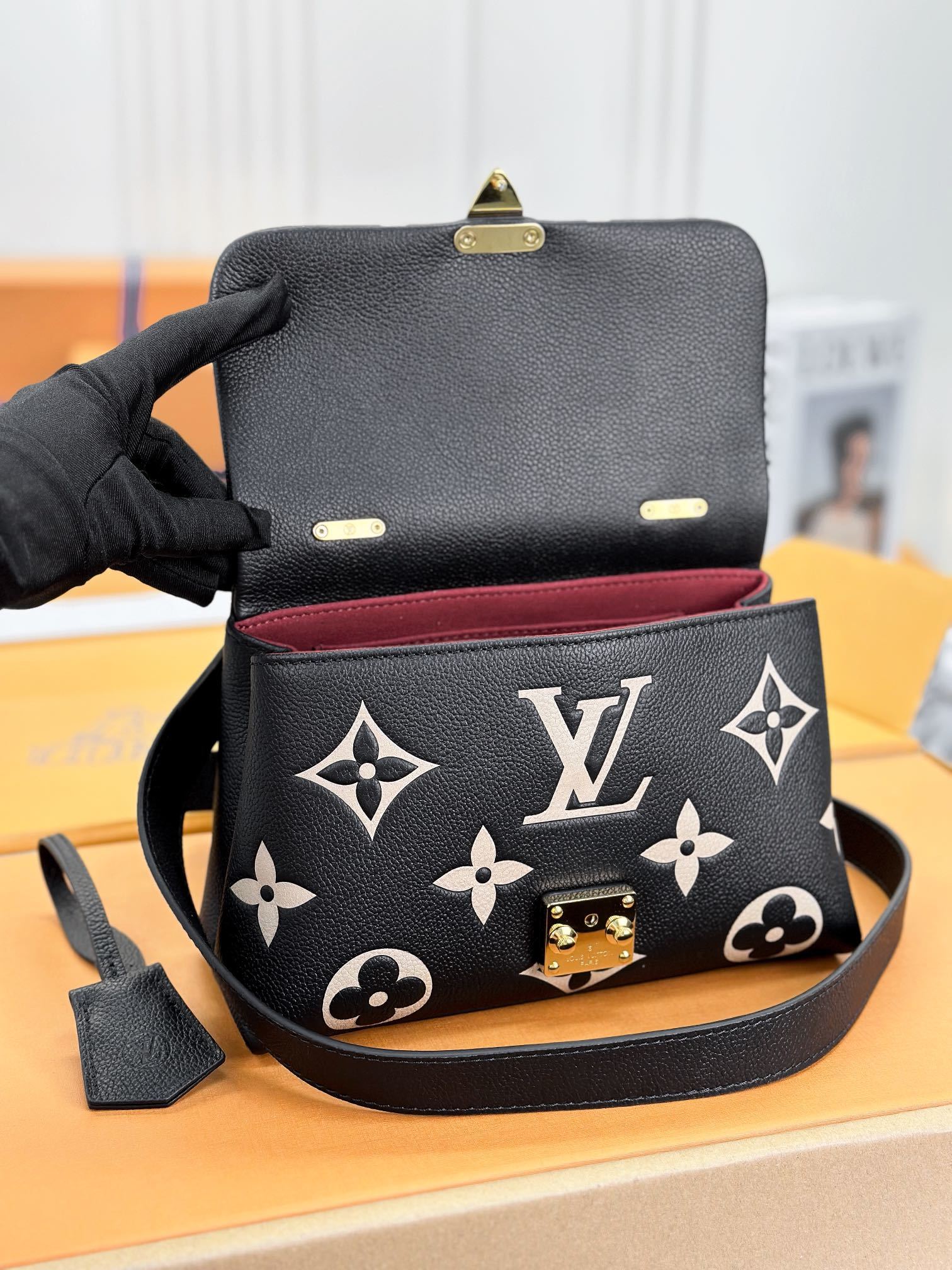 顶级原单M46008黑色丝印小号本款MadeleineBB手袋为MonogramEmpreinte皮革铺
