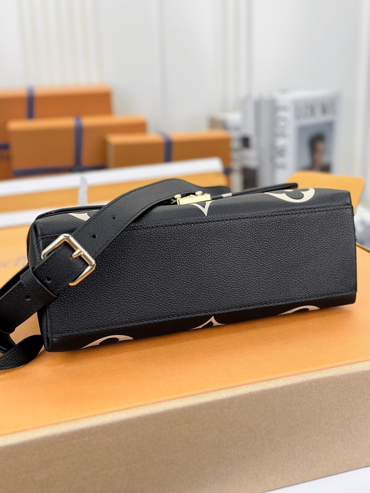 顶级原单M45976黑色丝印大号Madeleine中号手袋取材MonogramEmpreinte压纹皮革
