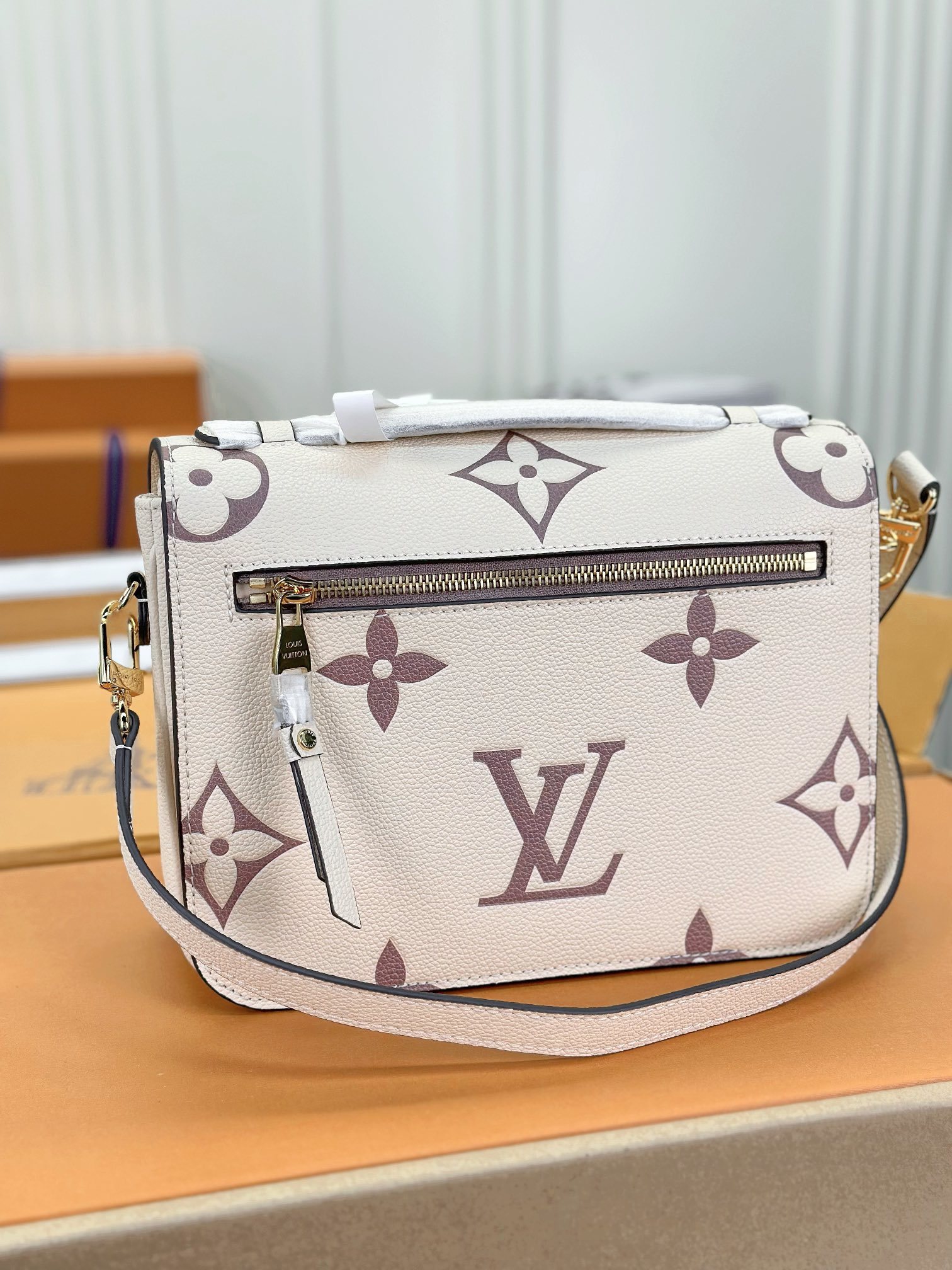 顶级原单M45773奶油白本款PochetteMétis手袋借助MonogramEmpreinte皮革传
