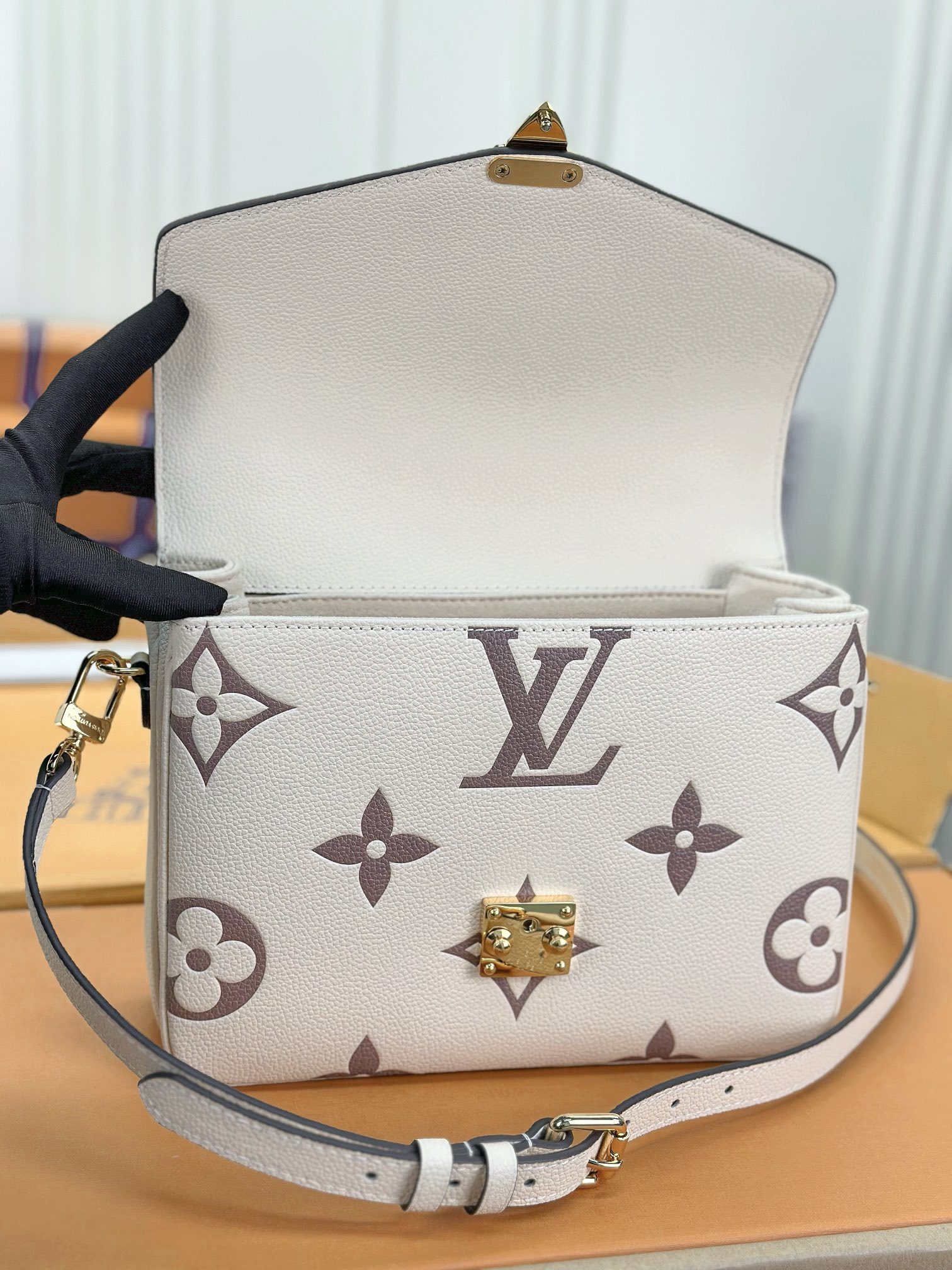 顶级原单M45773奶油白本款PochetteMétis手袋借助MonogramEmpreinte皮革传