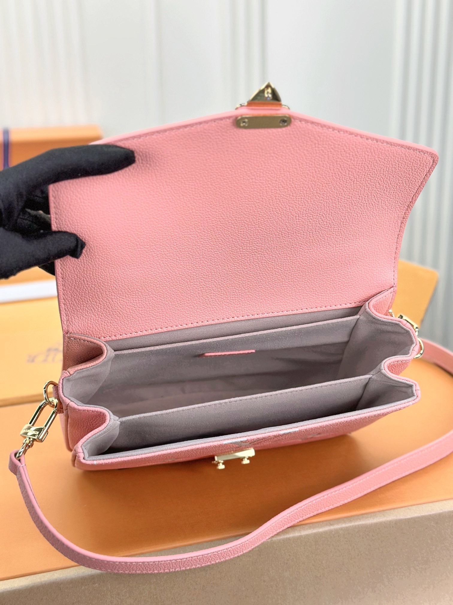顶级原单M45773粉色丝印本款PochetteMétis手袋借助MonogramEmpreinte皮革
