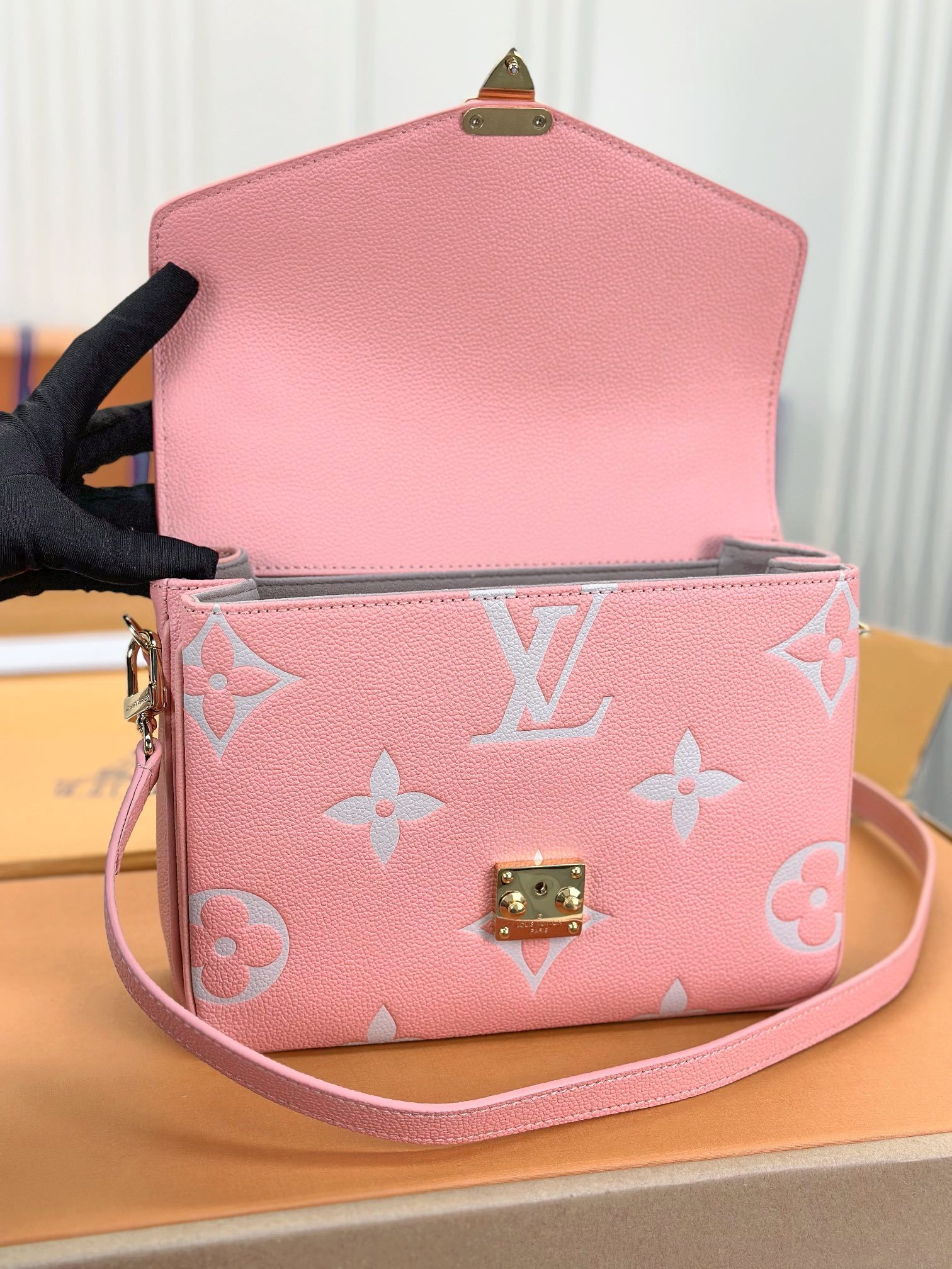 顶级原单M45773粉色丝印本款PochetteMétis手袋借助MonogramEmpreinte皮革