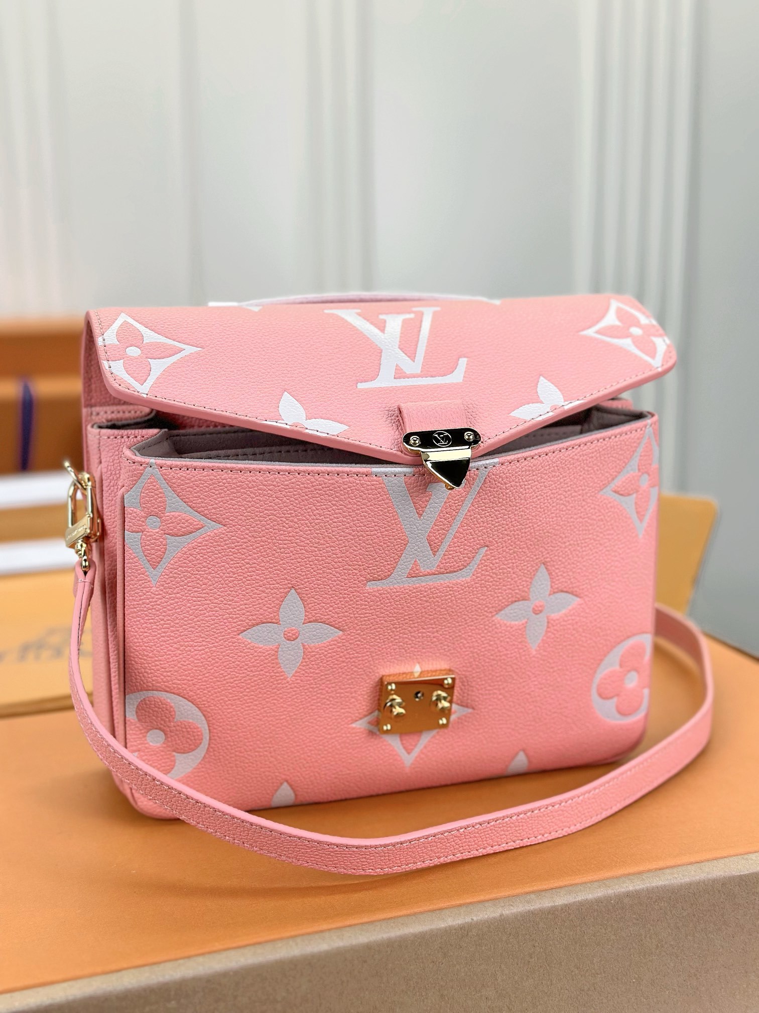 顶级原单M45773粉色丝印本款PochetteMétis手袋借助MonogramEmpreinte皮革