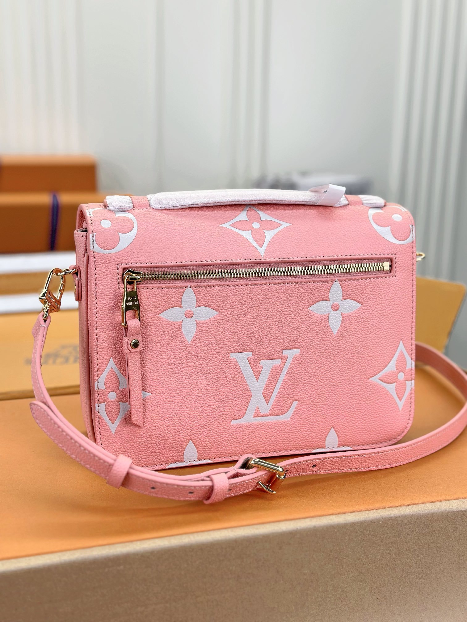 顶级原单M45773粉色丝印本款PochetteMétis手袋借助MonogramEmpreinte皮革