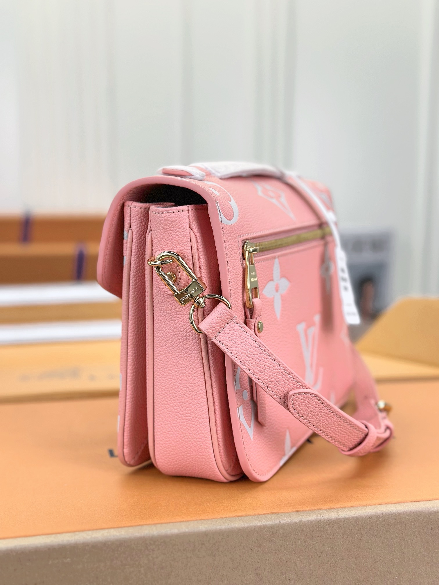 顶级原单M45773粉色丝印本款PochetteMétis手袋借助MonogramEmpreinte皮革
