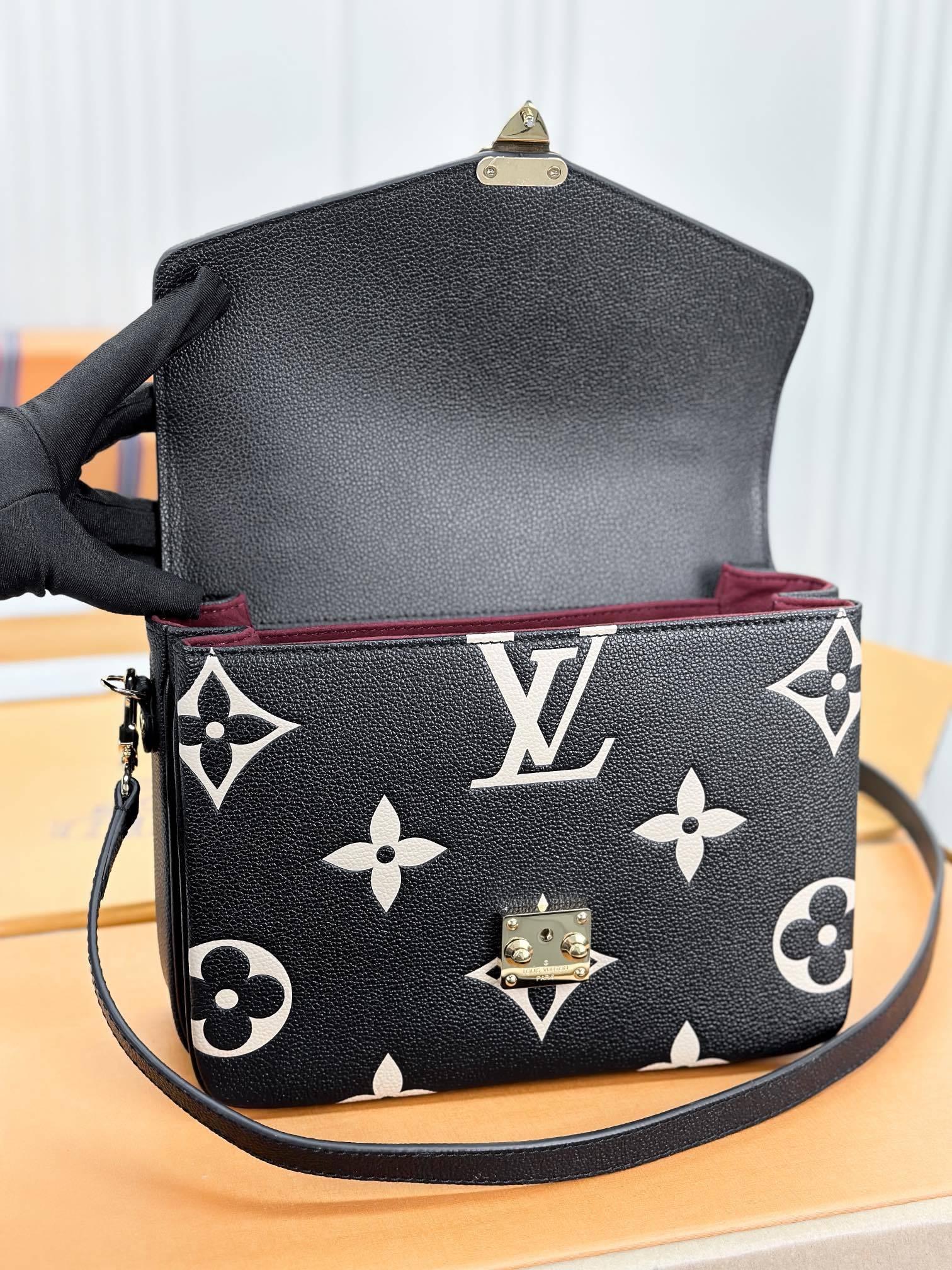 顶级原单M45773黑色本款PochetteMétis手袋借助MonogramEmpreinte皮革传递