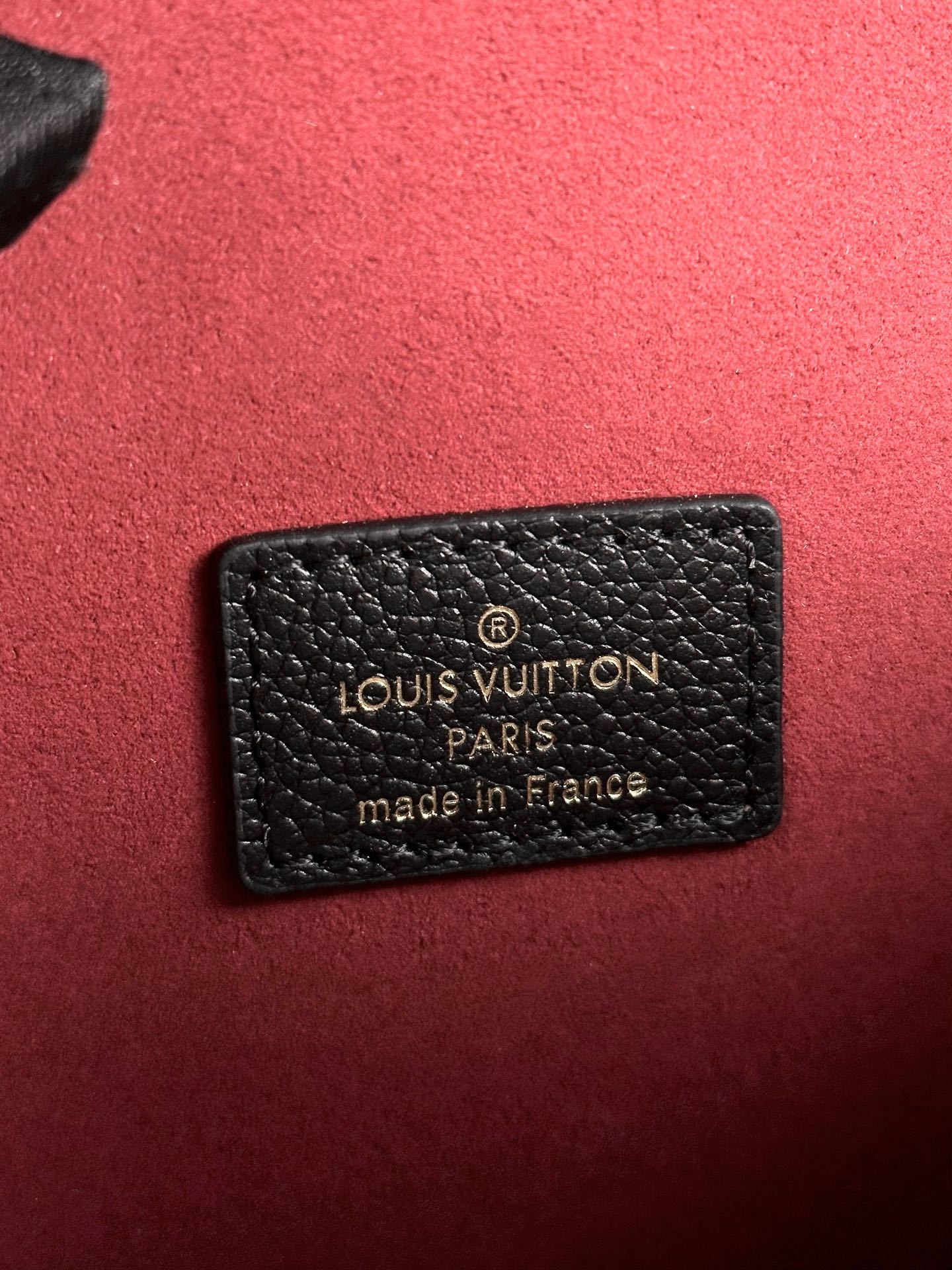 顶级原单M45773黑色本款PochetteMétis手袋借助MonogramEmpreinte皮革传递