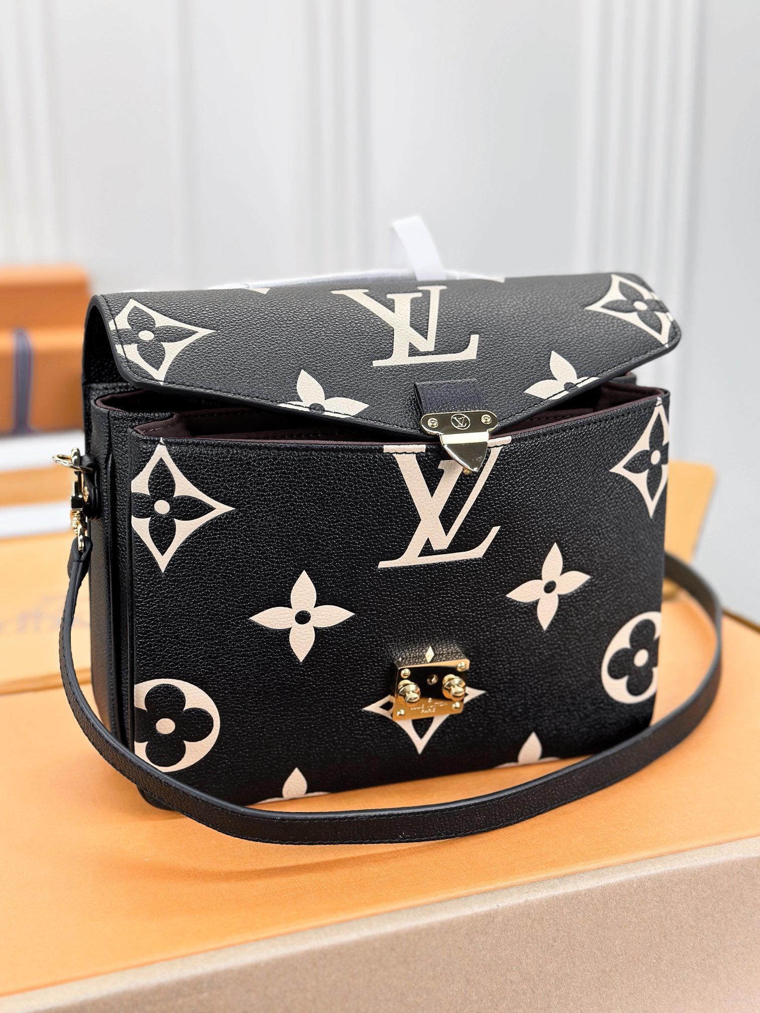 顶级原单M45773黑色本款PochetteMétis手袋借助MonogramEmpreinte皮革传递