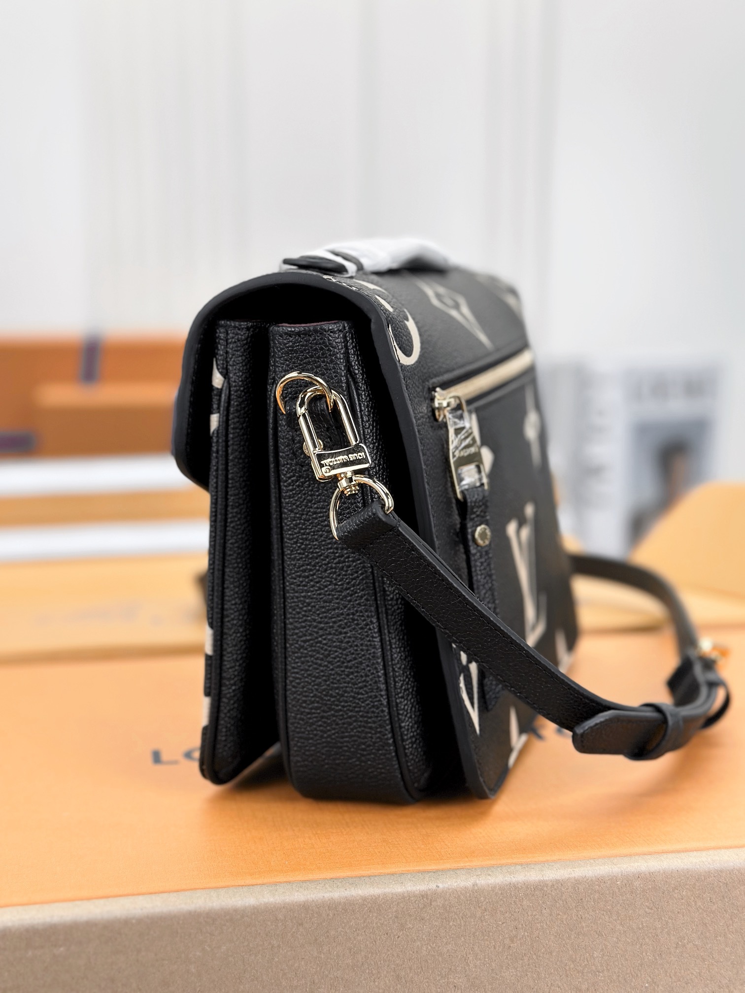 顶级原单M45773黑色本款PochetteMétis手袋借助MonogramEmpreinte皮革传递