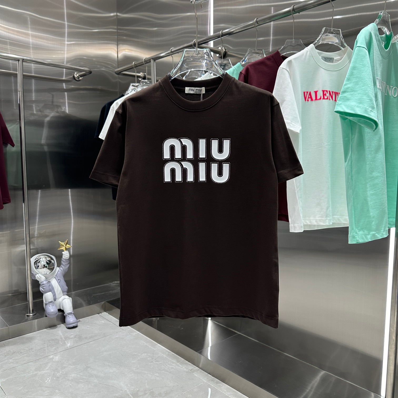 miu miu 2024秋冬新款圆领T恤320克重硅胶+烫钻 tee 实物很棒男女同款宽松版 尺码S M L XL XXL 五个码 黑色 白色 玫红色 湖绿色 紫色