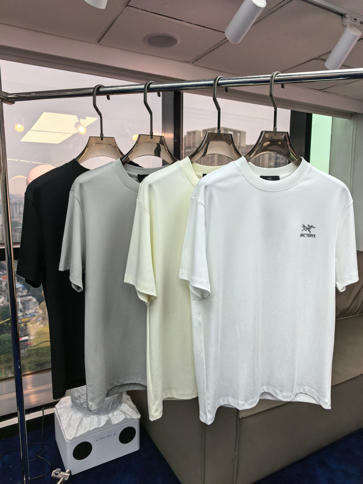 NO:450441,Archaeoptera bird 25ss spring and summer new quick-drying short-sleeved T-shirt casual and sporty style, outdoor brands may be the first thing that comes to mind is Archaeoptera bird. With its unique research on fabrics, these alone are enough to support it to become the first new logo brand image in the clothing manufacturing industry. This model uses a seiko blended fabric, which feels smooth and soft, and has both natural beauty and comfort.19860909始祖鸟 25ss春夏新款速干 短袖 T恤 休闲运动风,户外品牌可能大家第一想到的就是、始祖鸟,在以面料独特研究为特征,仅凭这些就已经足以支撑其成为服装制造行业中,首屈可数的新标志品牌形象.此款采用精工混纺面料,手感细滑柔软,同时兼具自然美感跟舒适度M-3xl,arc'teryx,T-shirt,tees，t-shirt,alexander wang,Men's clothing