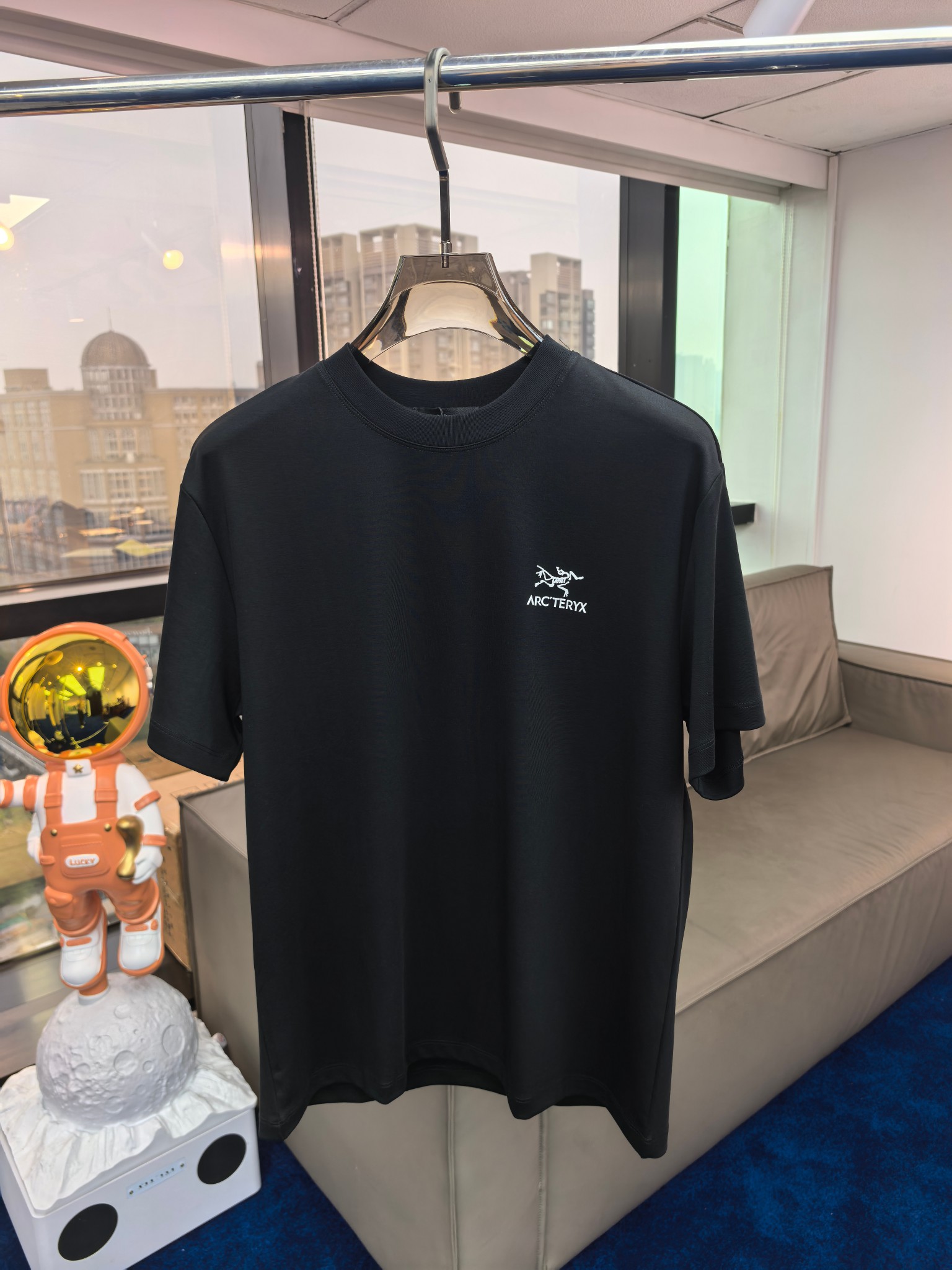 NO:450427,Archaeoptera bird 25ss spring and summer new quick-drying short-sleeved T-shirt casual and sporty style, outdoor brands may be the first thing that comes to mind is Archaeoptera bird. With its unique research on fabrics, these alone are enough to support it to become the first new logo brand image in the clothing manufacturing industry. This model uses a seiko blended fabric, which feels smooth and soft, and has both natural beauty and comfort.19860909始祖鸟 25ss春夏新款速干 短袖 T恤 休闲运动风,户外品牌可能大家第一想到的就是、始祖鸟,在以面料独特研究为特征,仅凭这些就已经足以支撑其成为服装制造行业中,首屈可数的新标志品牌形象.此款采用精工混纺面料,手感细滑柔软,同时兼具自然美感跟舒适度M-3xl,arc'teryx,T-shirt,tees，t-shirt,alexander wang,Men's clothing