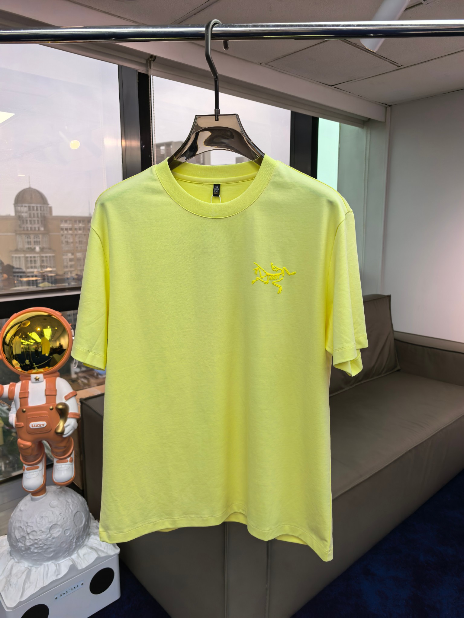 NO:450431,Archaeoptera Bird 25ss Spring and Summer New Short-sleeved T-shirt Casual Sports Style, Outdoor Brands may be the first thing that comes to mind is Archaeoptera Bird. With its unique research on fabrics, these alone are enough to support it to become the first new logo brand image in the clothing manufacturing industry. This model uses a seiko blended fabric, which feels smooth and soft, and has both natural beauty and comfort. Number M-3xl, arc'teryx, T-shirt,tees, t-shirt, alexander wang19860909始祖鸟 25ss春夏新款短袖T恤休闲运动风,户外品牌可能大家第一想到的就是、始祖鸟,在以面料独特研究为特征,仅凭这些就已经足以支撑其成为服装制造行业中,首屈可数的新标志品牌形象.此款采用精工混纺面料,手感细滑柔软,同时兼具自然美感跟舒适度 码数M-3xl,arc'teryx,T-shirt,tees，t-shirt,alexander wang,Men's clothing